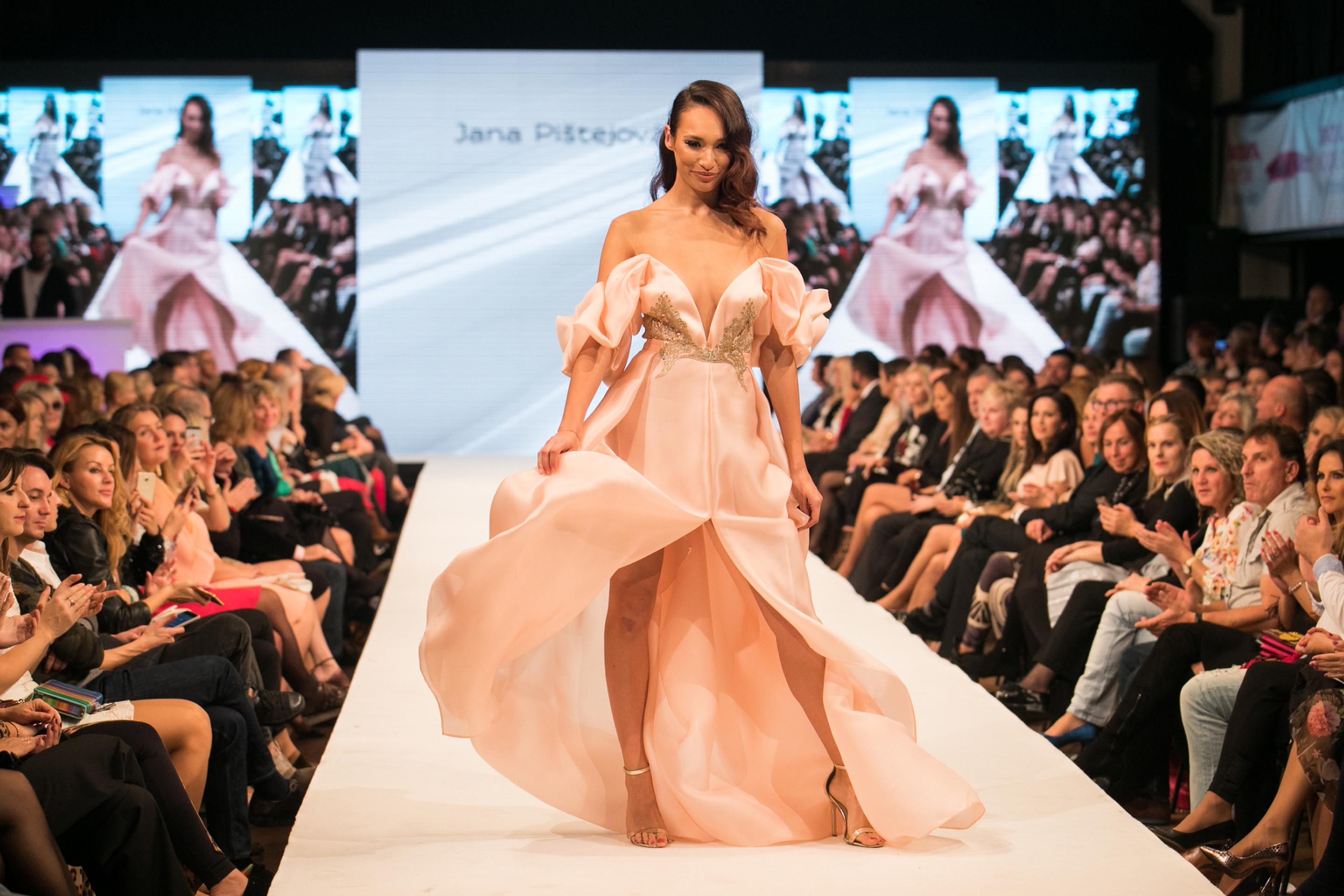 Dokonalá kombinácia. Nádherné šaty na krásnej Verešovej