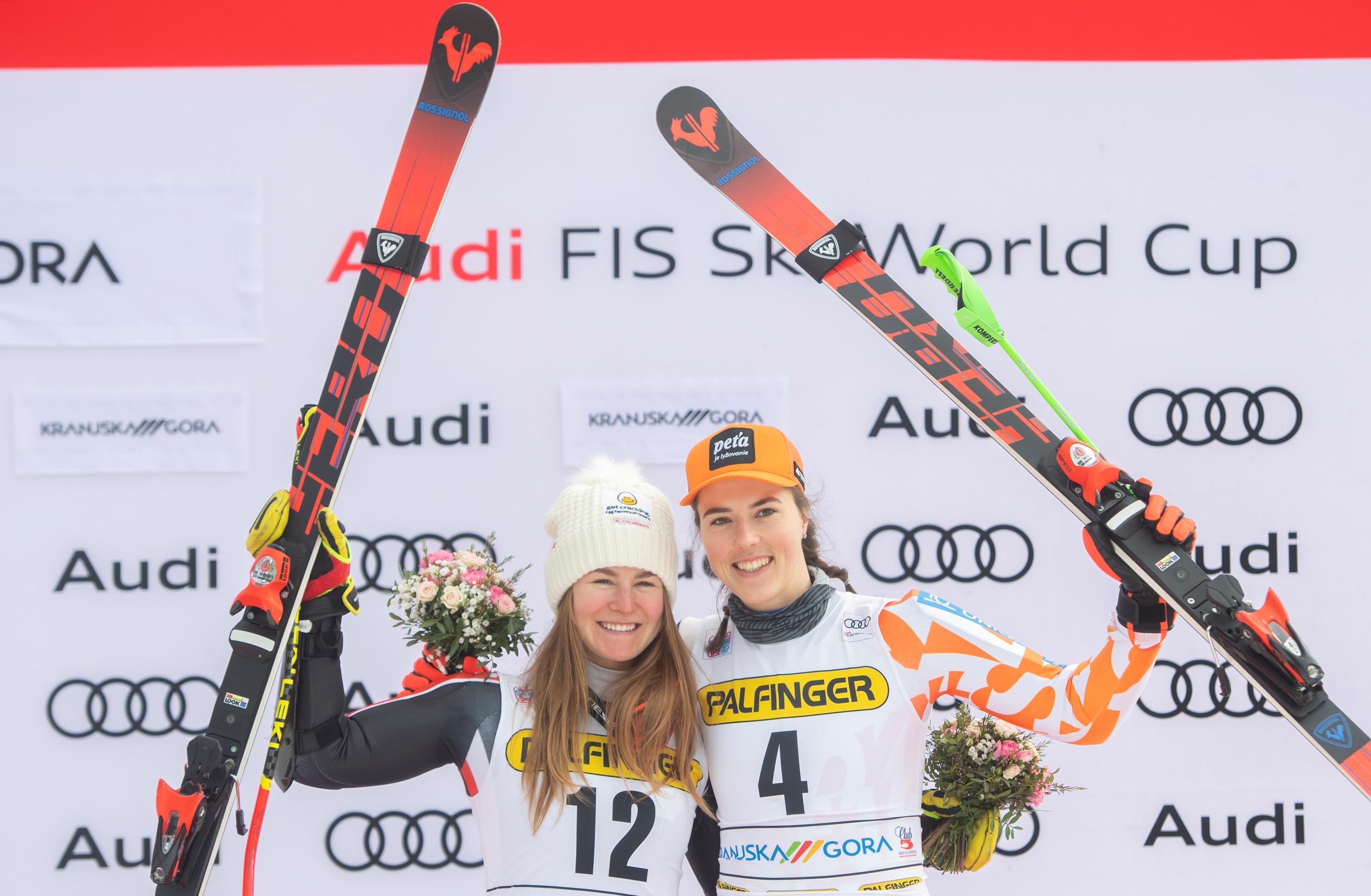 Petra Vlhová s víťazkou Valerie Grenierovou.