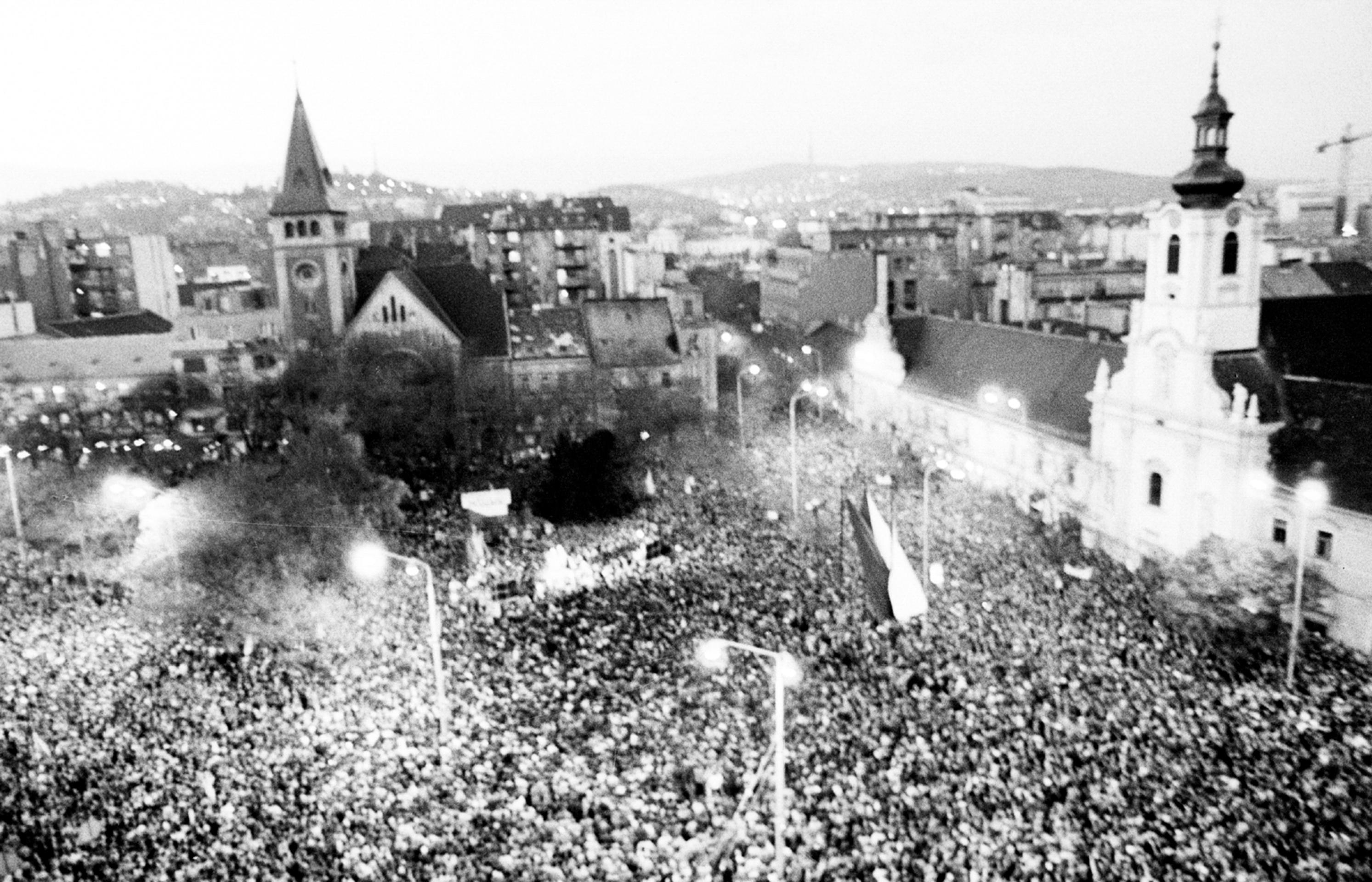 Pohľad na manifestáciu desaťtisícov Bratislavčanov na Námestí SNP. 