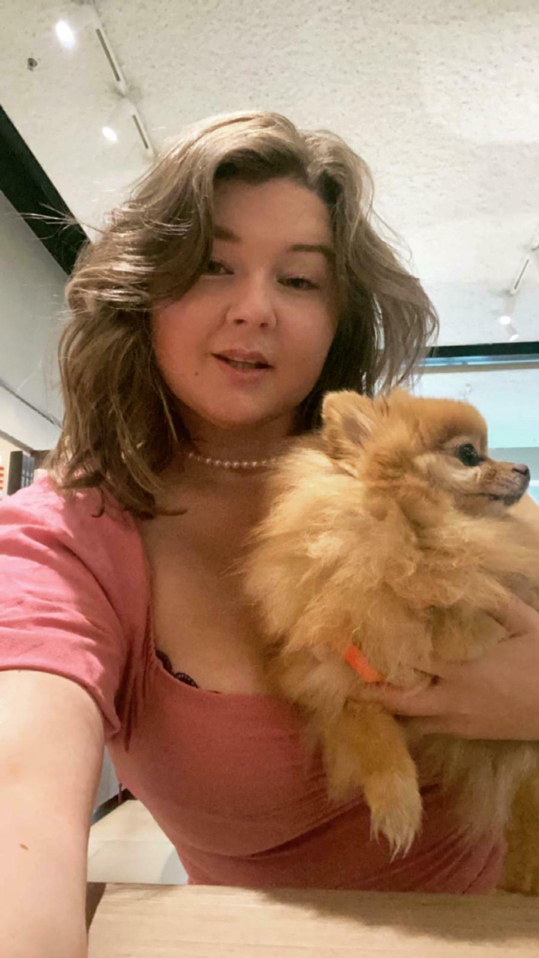 Evelyn s tmavými vlasmi