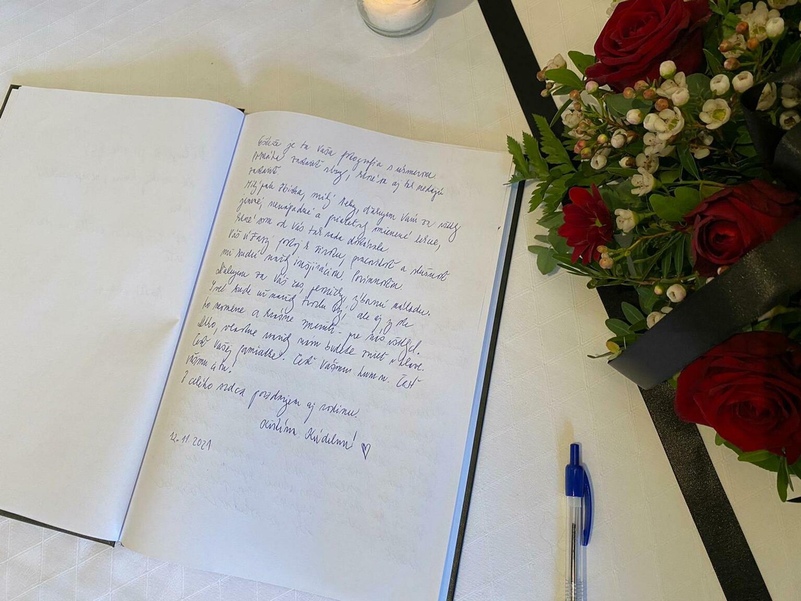 Kondolenčná kniha na slovenskom veľvyslanectve v Prahe.