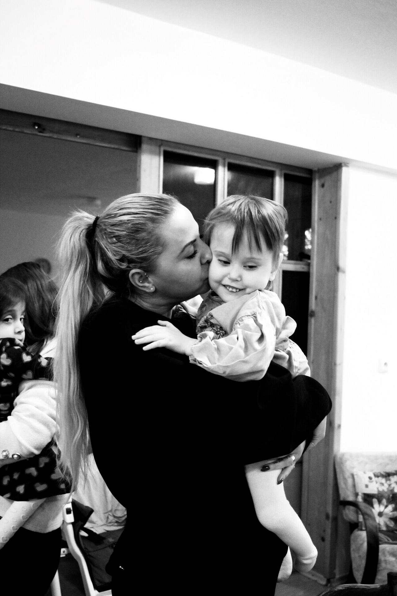 Je mamou šestnástich umierajúcich detí.