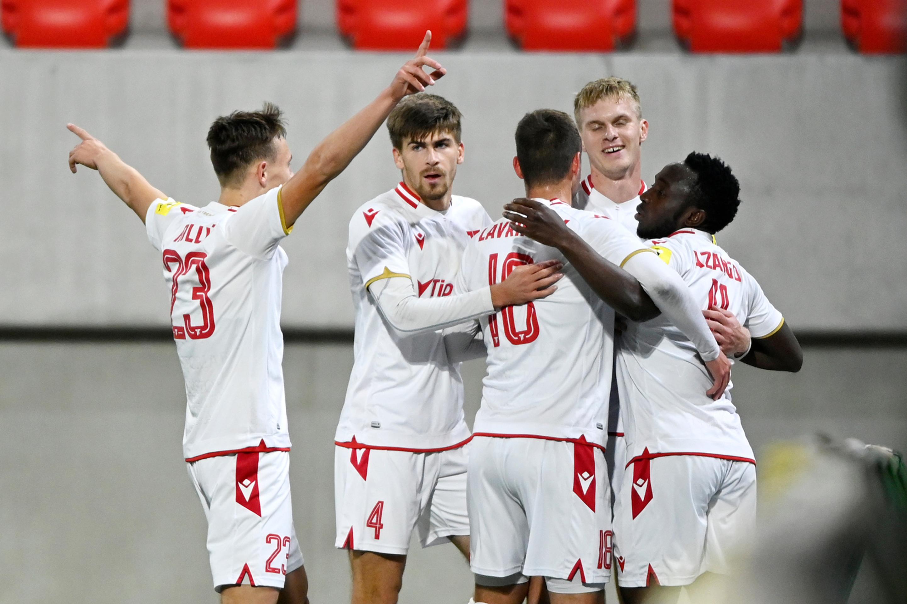 Hráči Trenčína oslavujú gól proti Michalovciam.