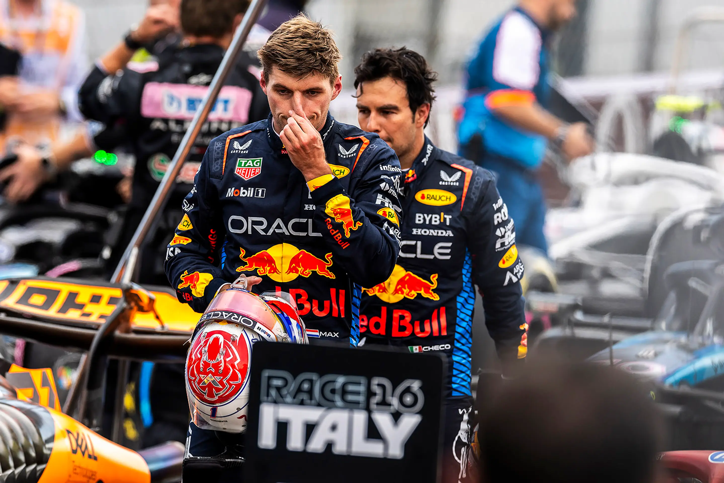Holanďan Max Verstappen z Red Bullu bol opäť nespokojný.