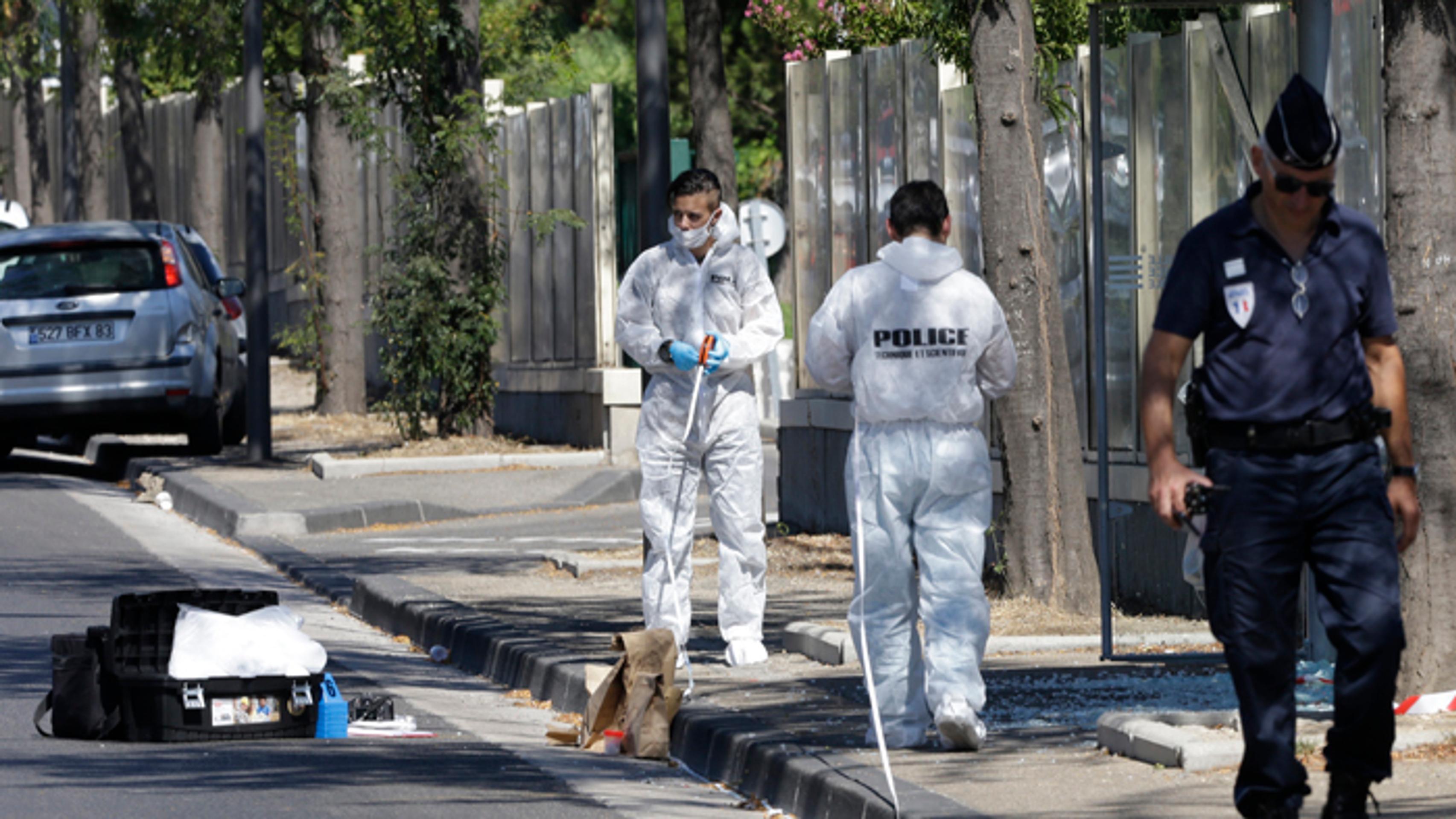 Policajti zaisťujú stopy po útoku na zastávky v Marseille.