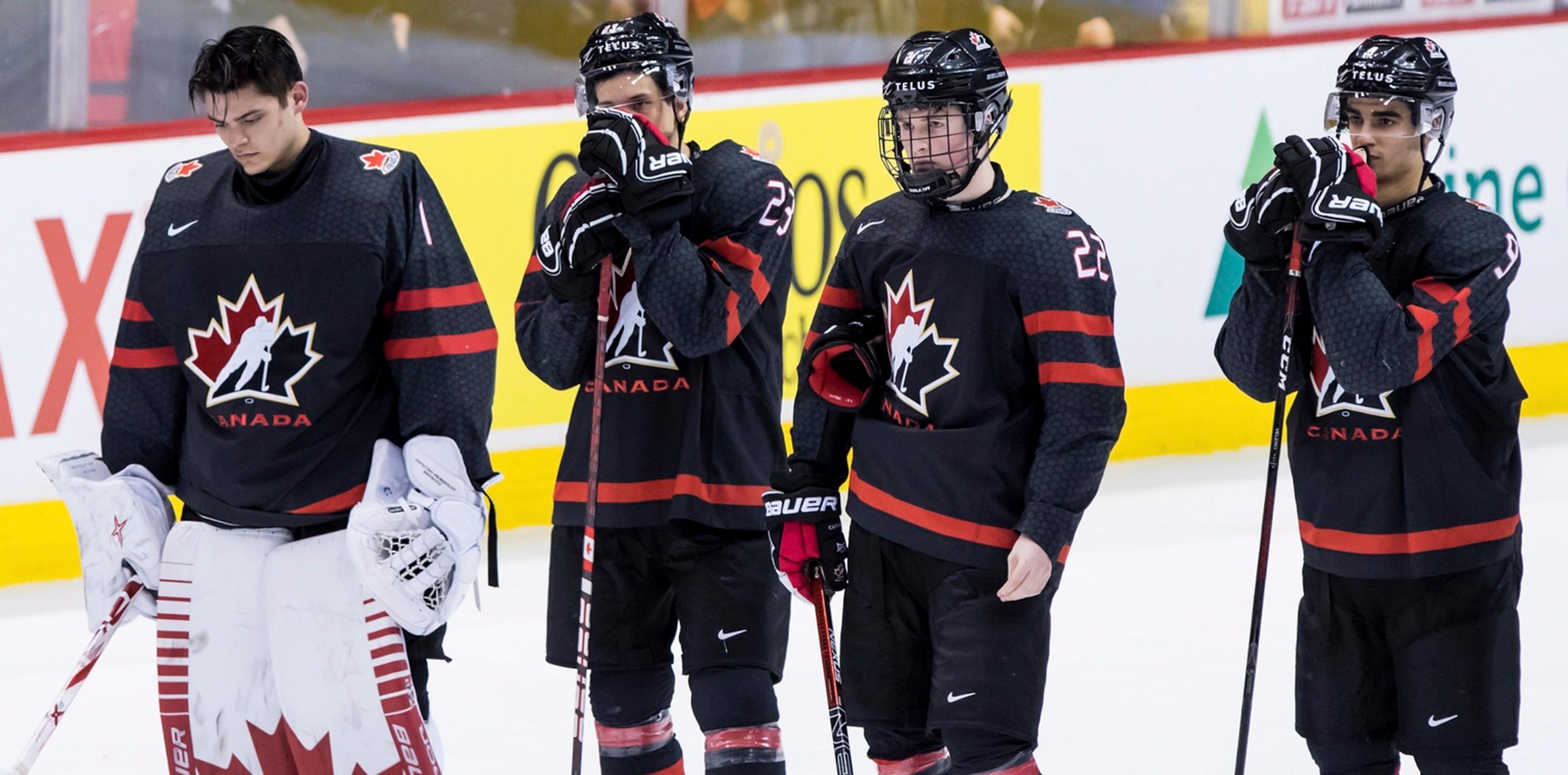 Sklamaní Kanaďania reagujú po prehre s Fínskom vo štvrťfinále MS do 20 rokov.