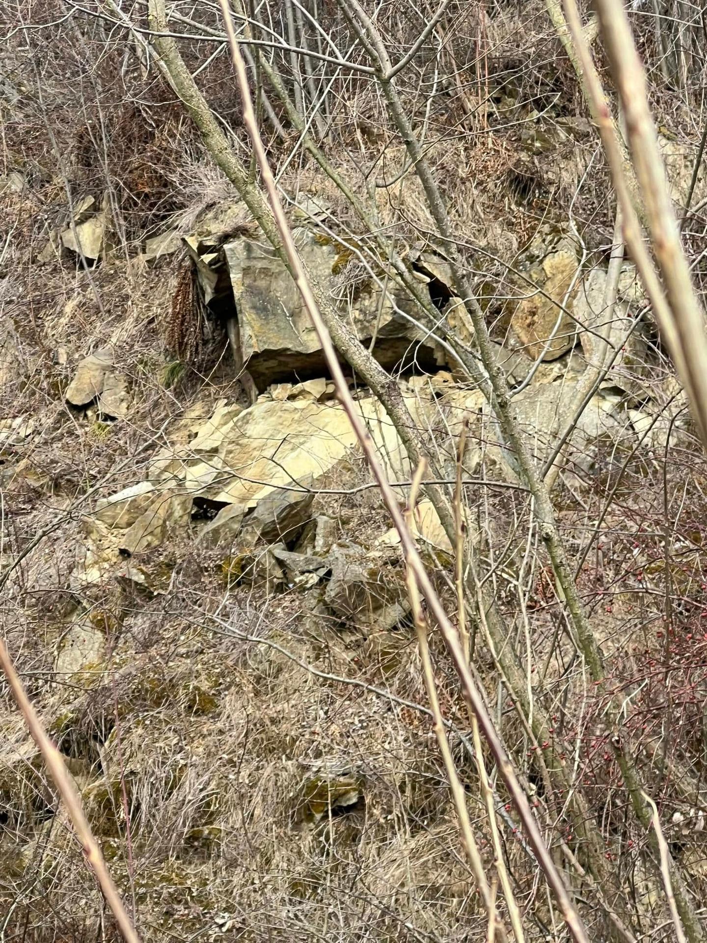 Zosunutý svah v obci Kolačkov.