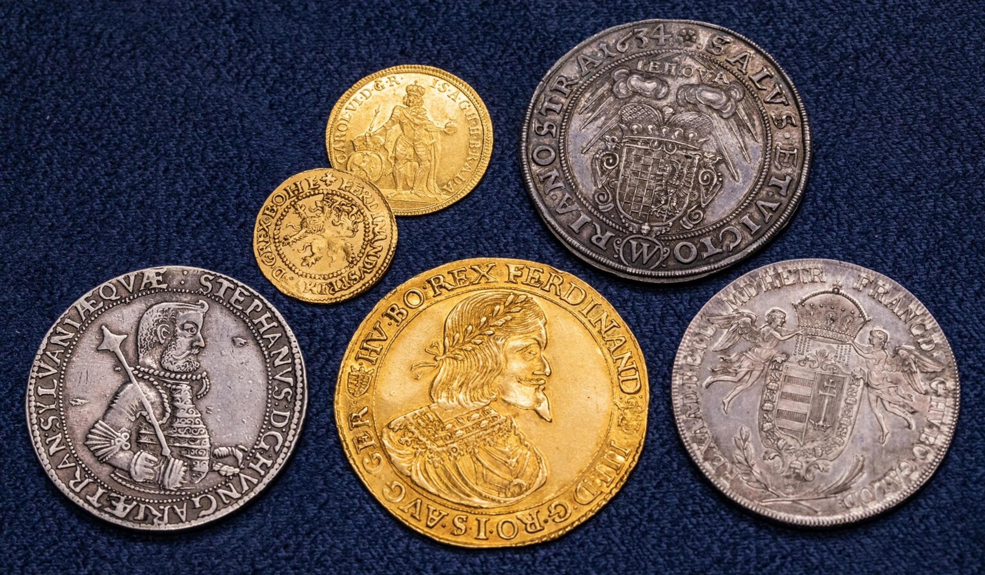 Lícna strana desaťdukátu vyrazeného v Kremnici.