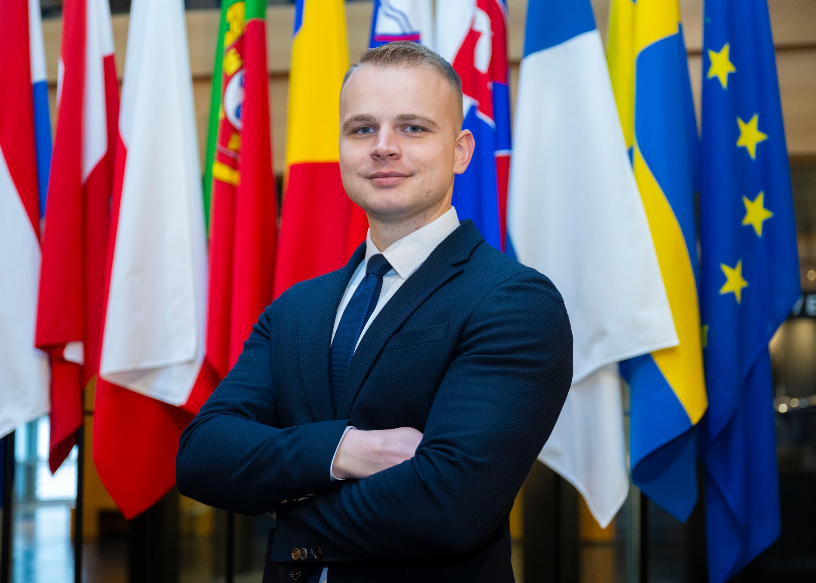 Na snímke europoslanec Milan Mazurek pózuje v budove Európskeho parlamentu.