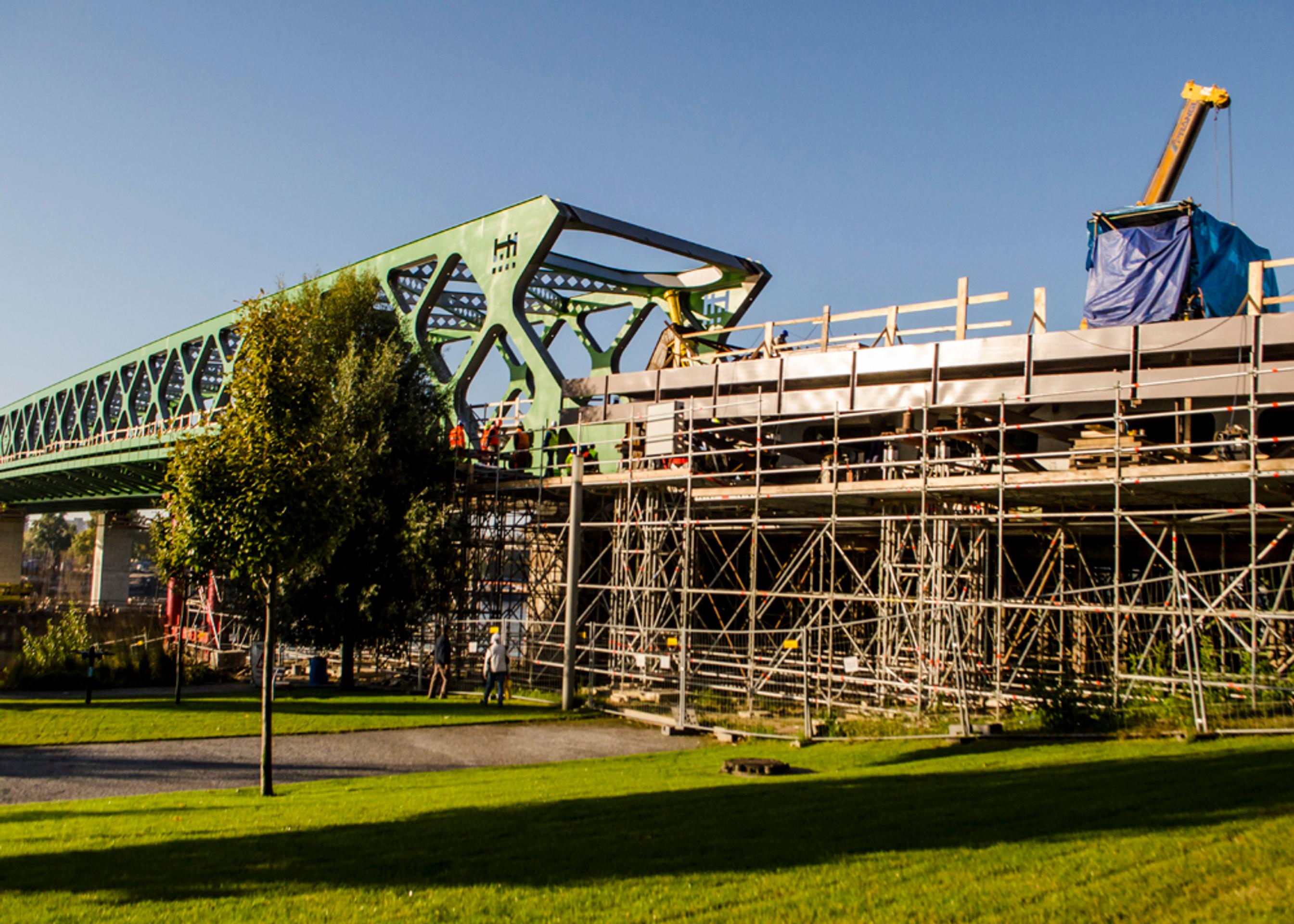 Starý most preklenul Dunaj.