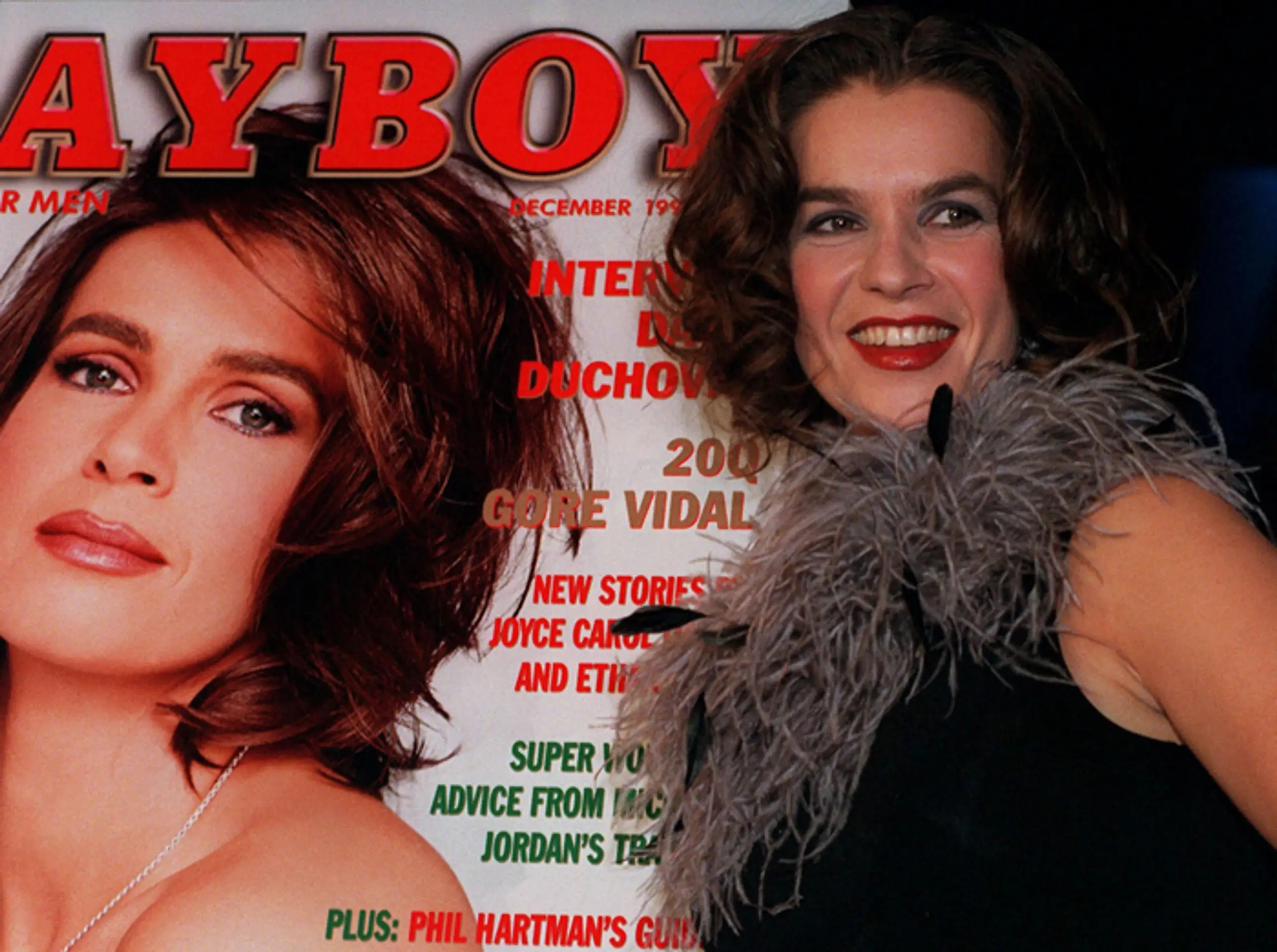 Katarína Wittová pózuje pred titulnou stránkou časopisu Playboy v kaviarni All-Star v New Yorku 4. novmbra 1998. 