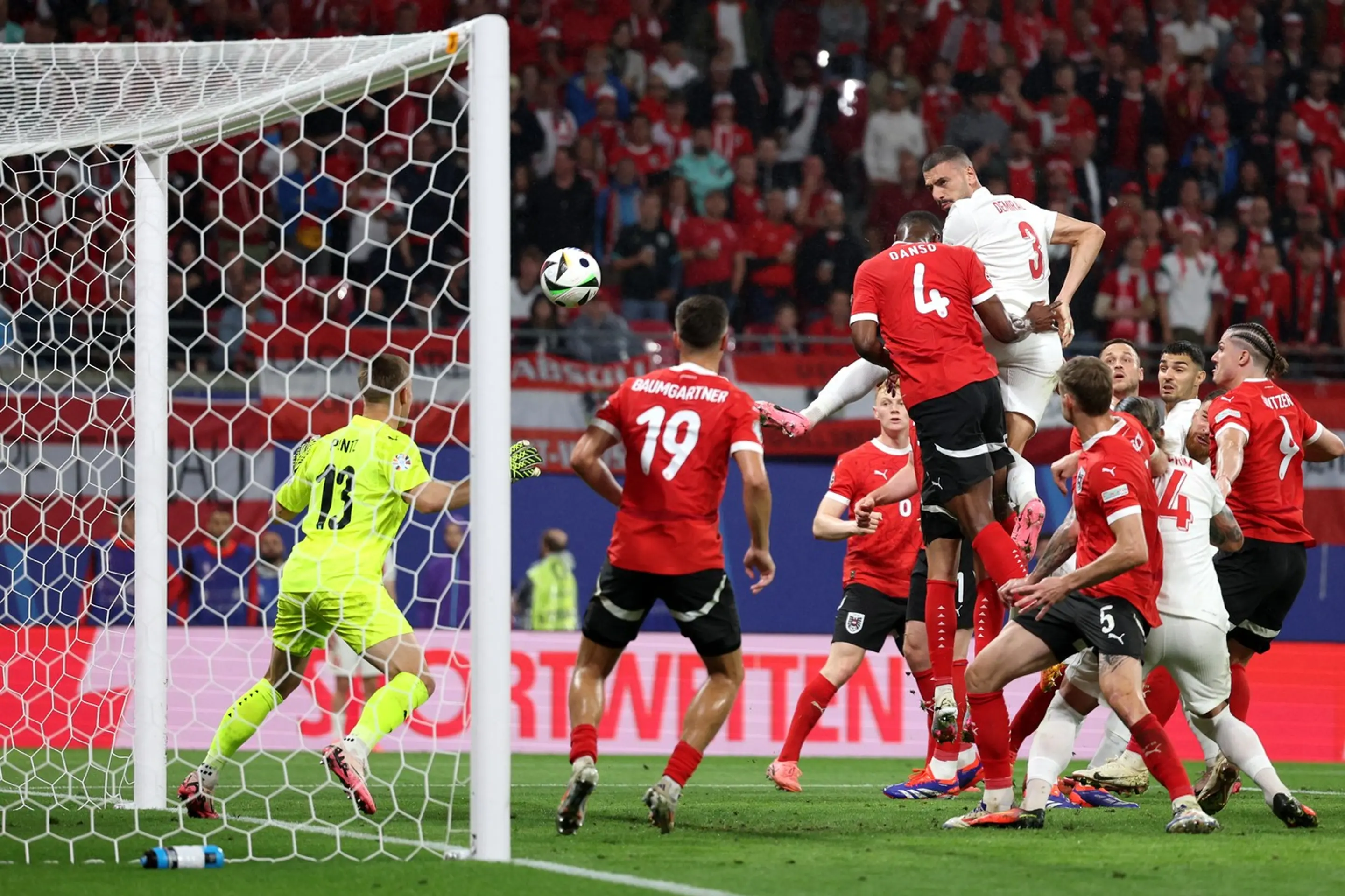 Demiral strieľa svoj druhý gól.