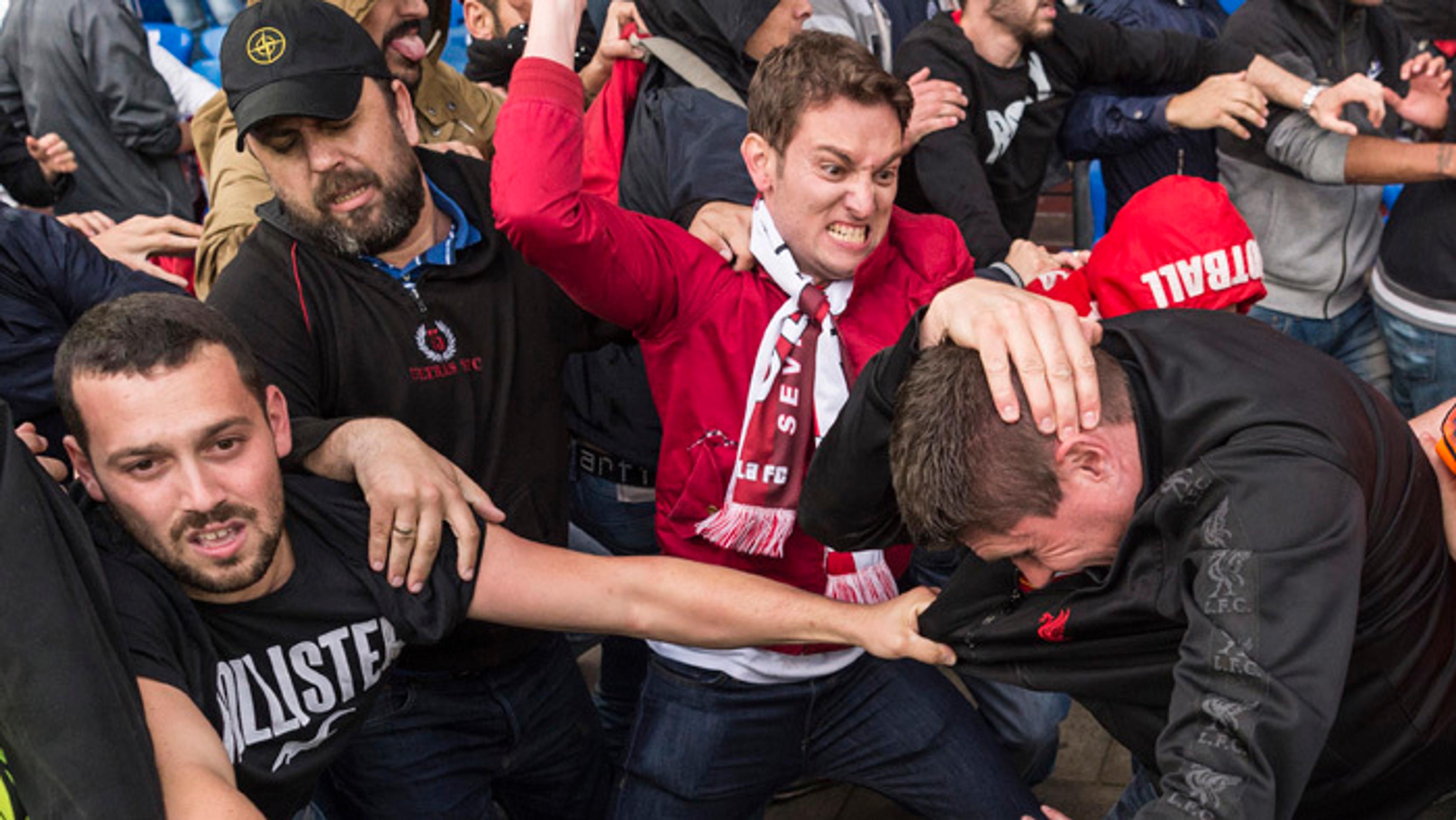 Fanúšikovia Liverpoolu a Sevilly sa pobili pred začiatkom finálového zápasu.