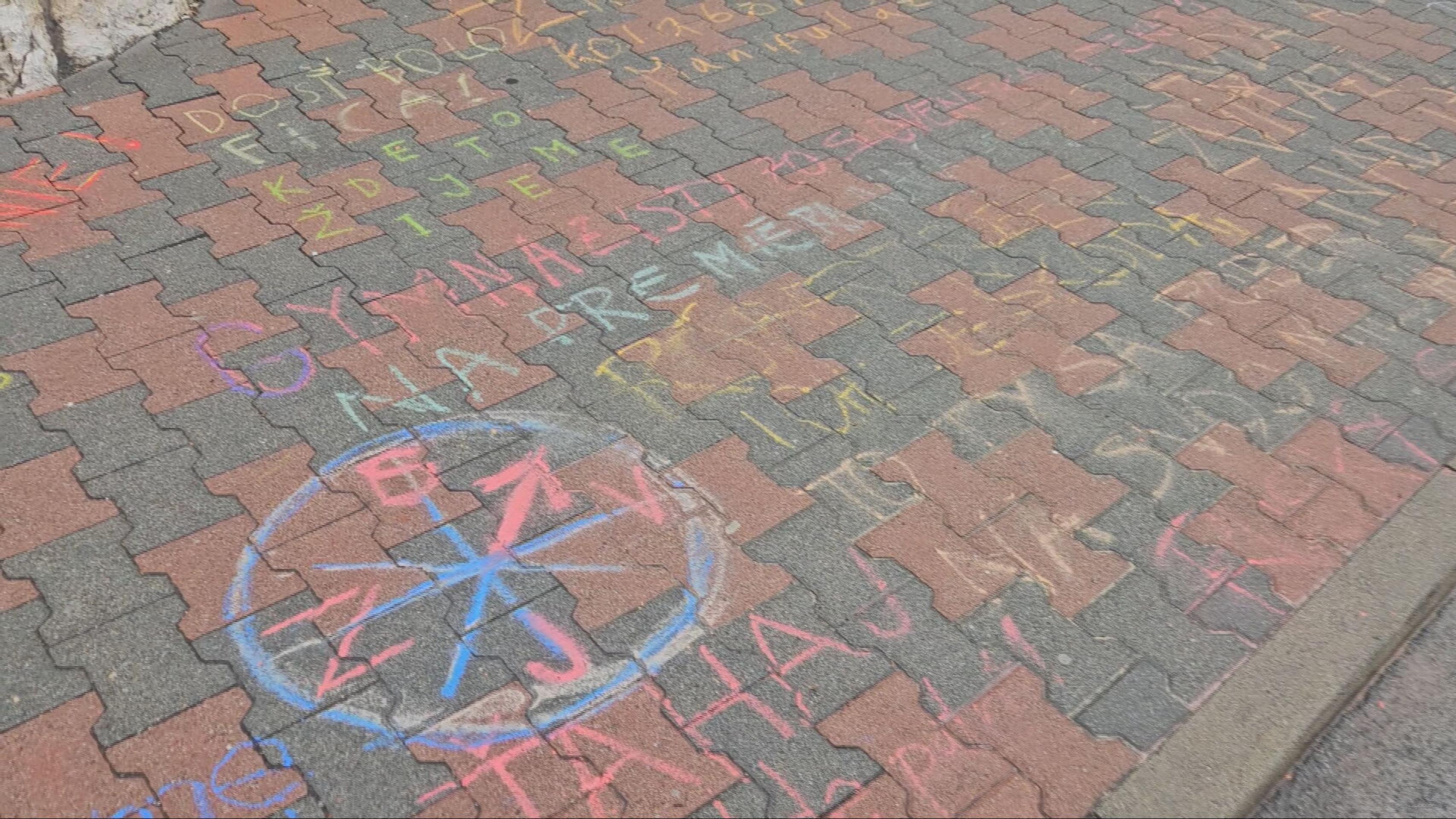 Popradčania vyzdobili chodník pred okresným úradom