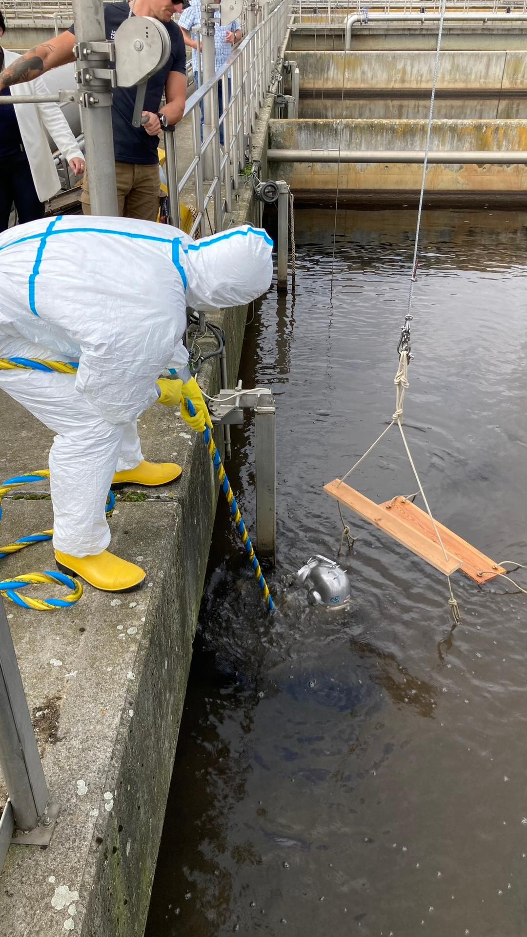 Českí potápači sa ponorili do nádrže s fekáliami