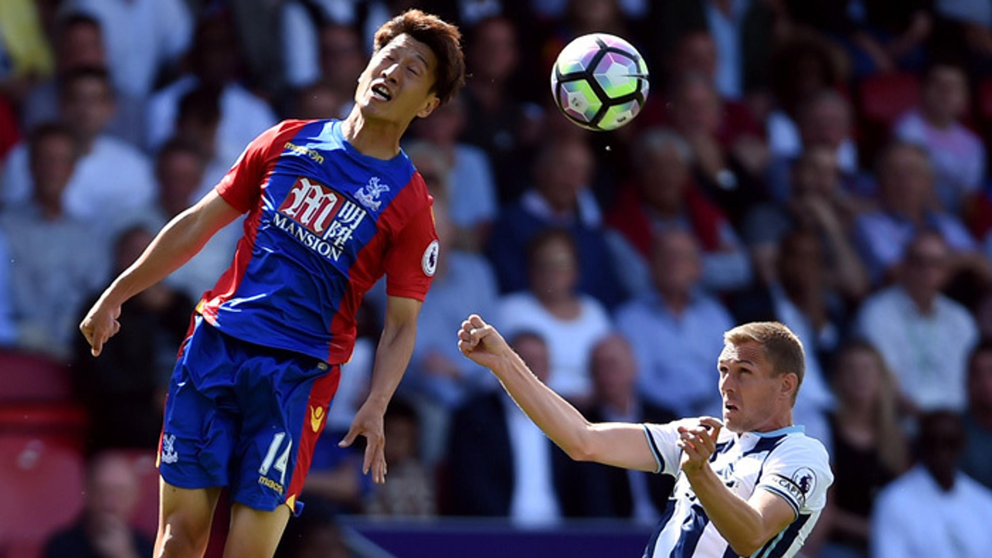 Lee Chung-yong (Crystal Palace) a vpravo hráč West Bromwich Albion Darren Fletcher.