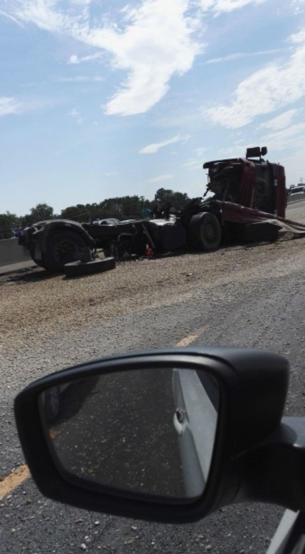 Kamión narazil do zvodidiel.