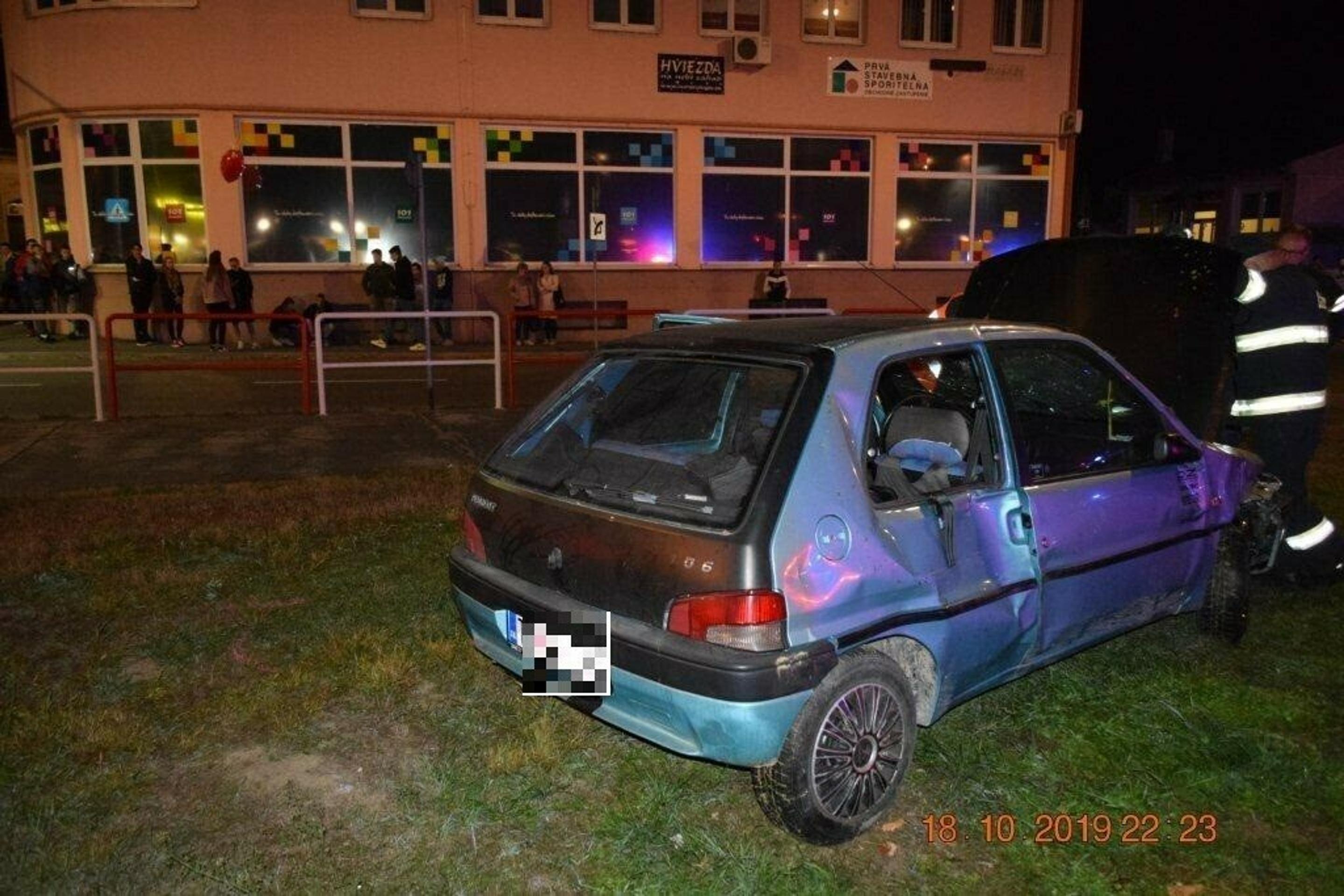 Býk na futbalovom ihrisku.