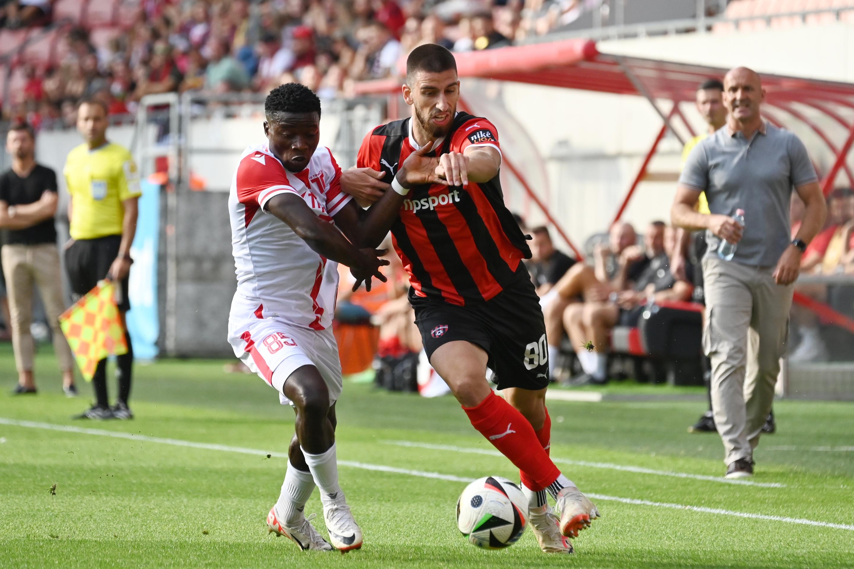 Vpravo hráč Trnavy Adrian Zeljkovič a Trenčan Emmanuel Uchegbu bojujú o loptu v 1. kole Niké ligy.