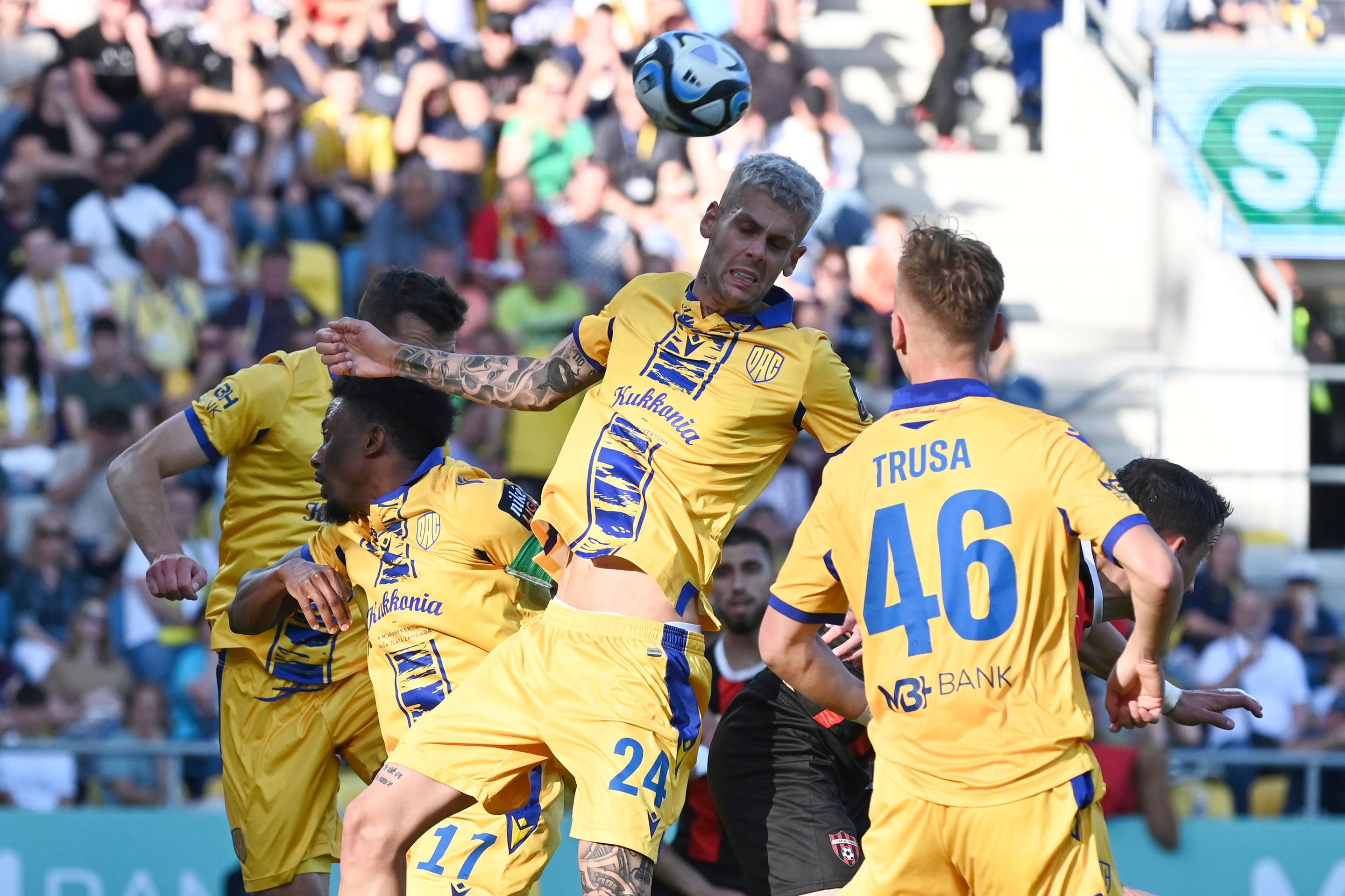 Na snímke zľava hráči DAC Taras Kačaraba, Yhouan Andzouana, Christián Herc,  Matej Trusa a hráč Spartaka Jakub Paur.