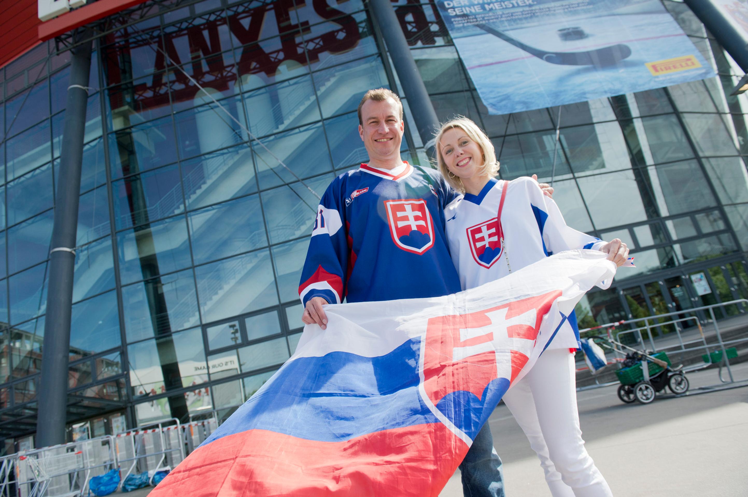 Slovenskí fanúšikovia pred zápasom proti Švédsku.