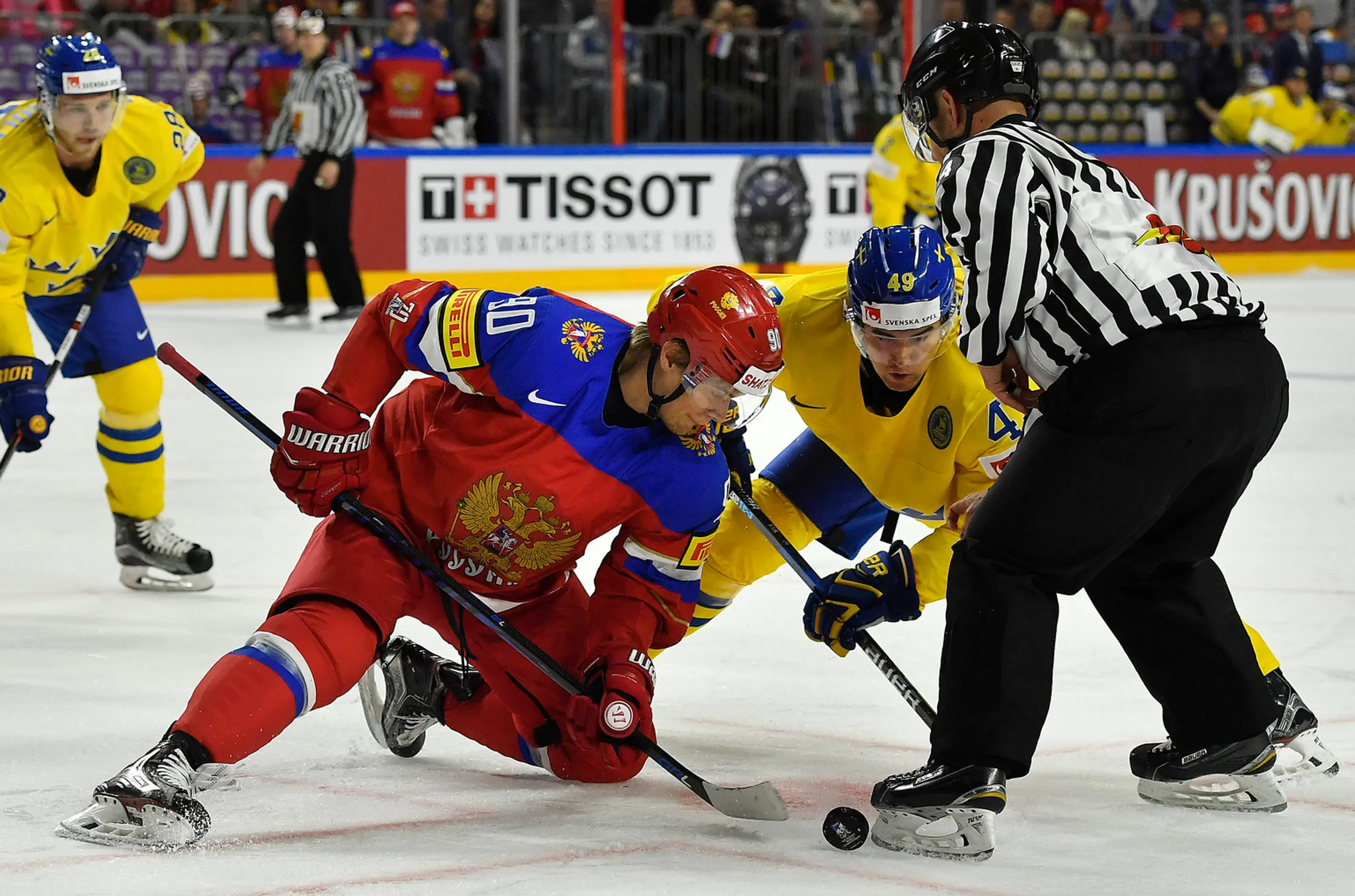 Rus Vladislav Namestnikov (vľavo) v súboji so Švédom Williamom Nylanderom na MS 2017.
