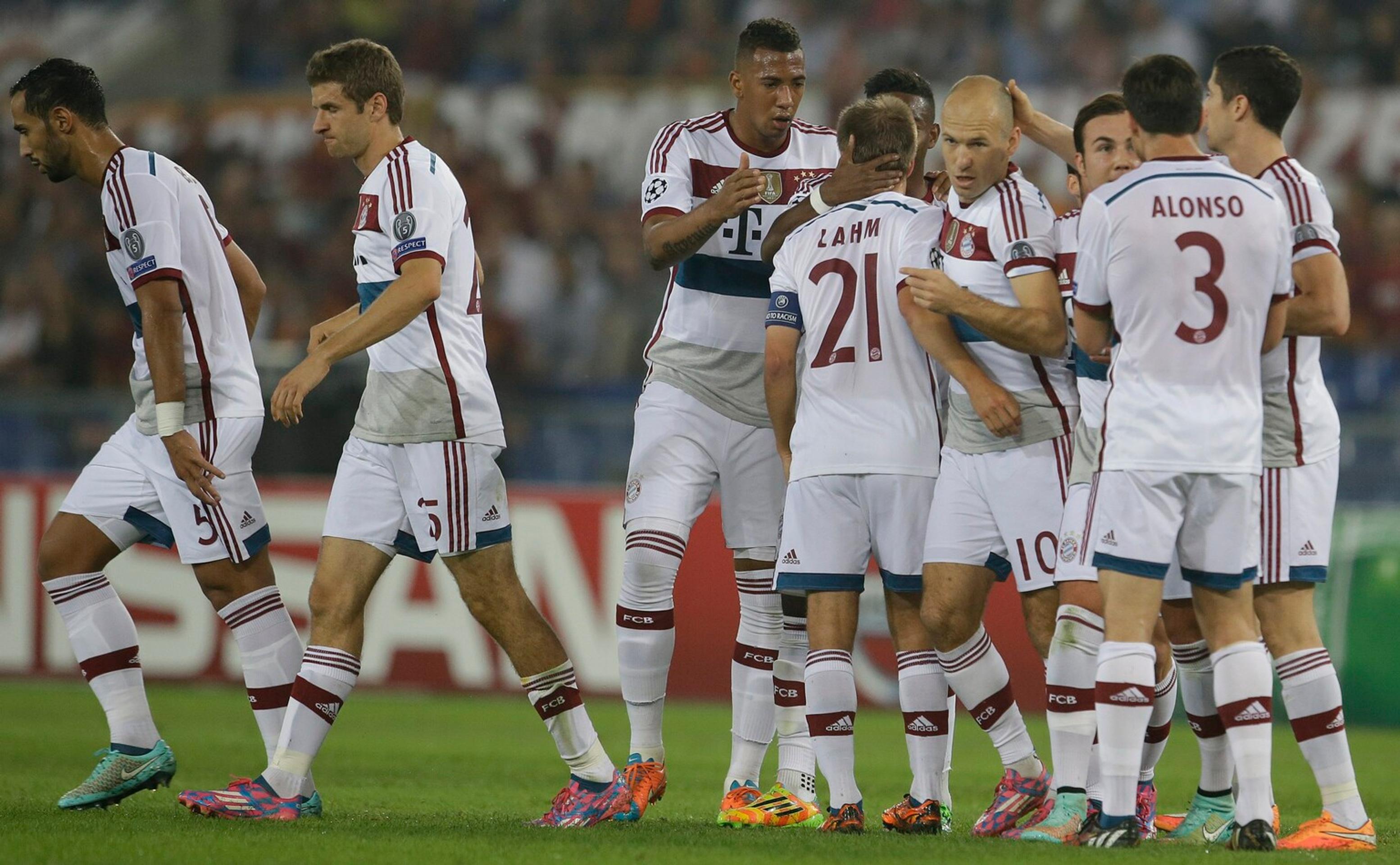 Hráči Bayernu Mníchov oslavujú prvý gól do bránky AS Rím vo futbalovom zápase E-skupiny Ligy majstrov