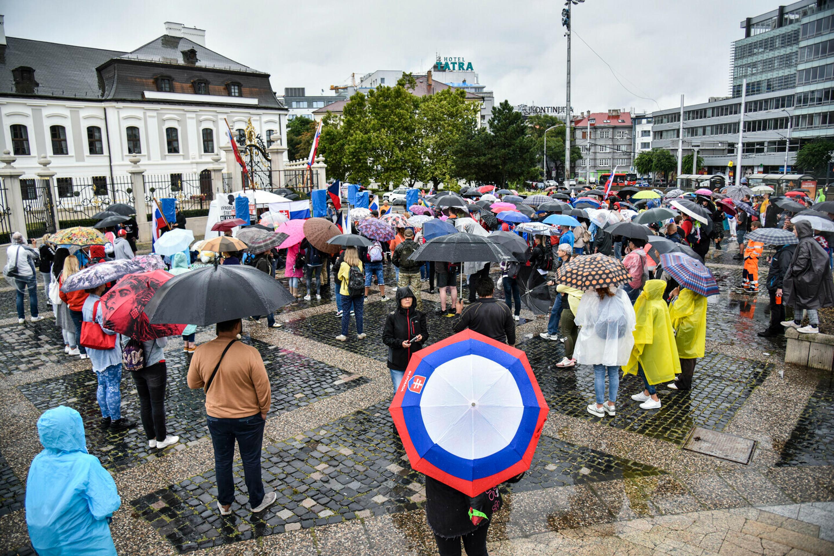 Protest pred Prezidentským palácom.
