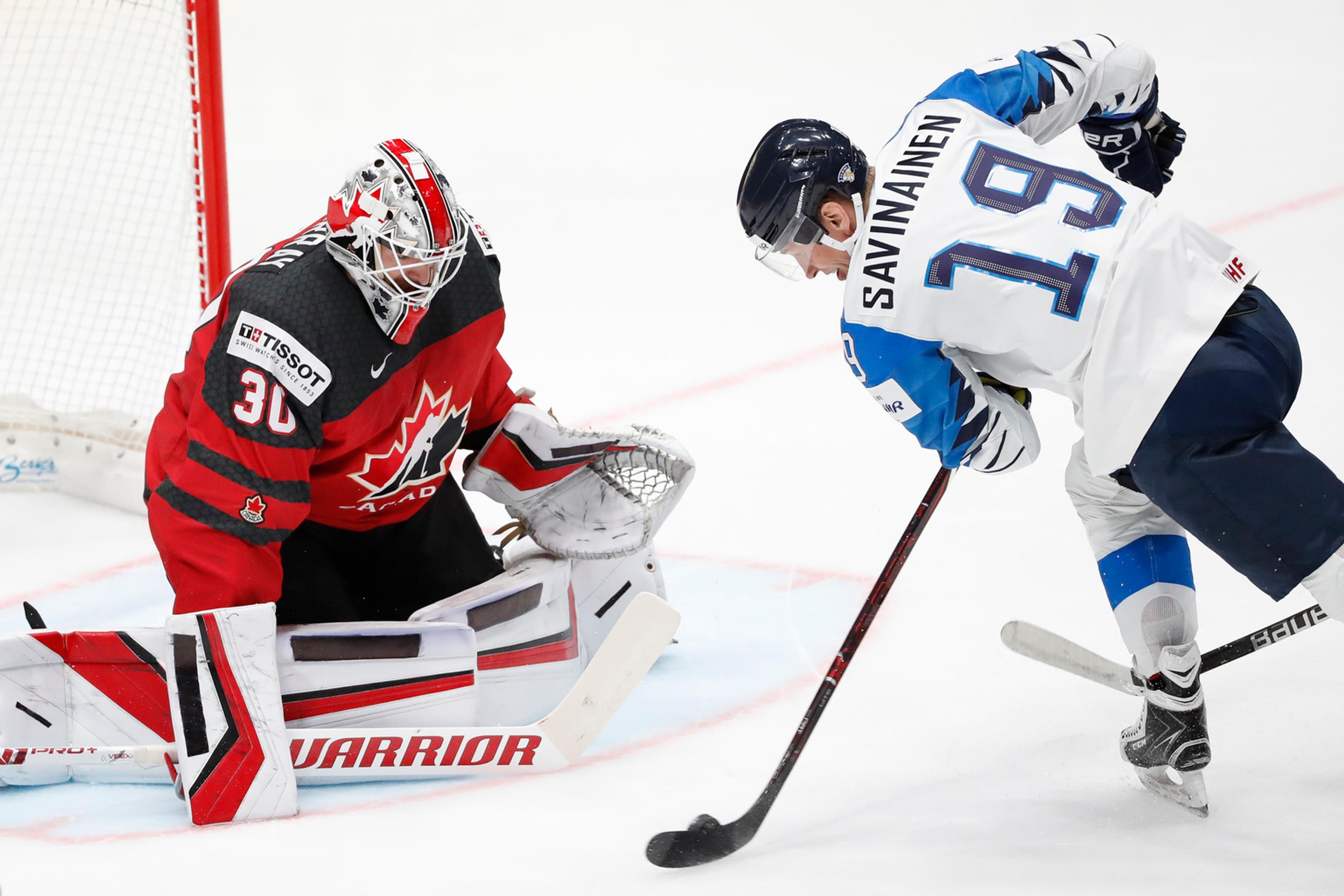 Zľava Fíni Harri Pesonen, Veli-Matti Savinainen a Marko Anttila oslavujú gól vo finále MS 2019 proti Kanade.