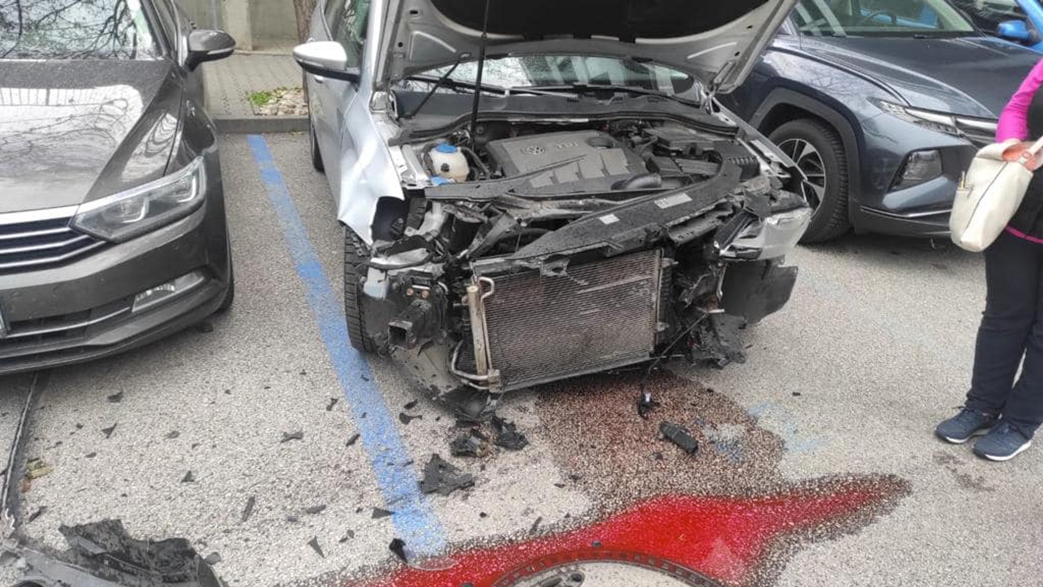 Zdemolované auto na parkovisku v Petržalke.