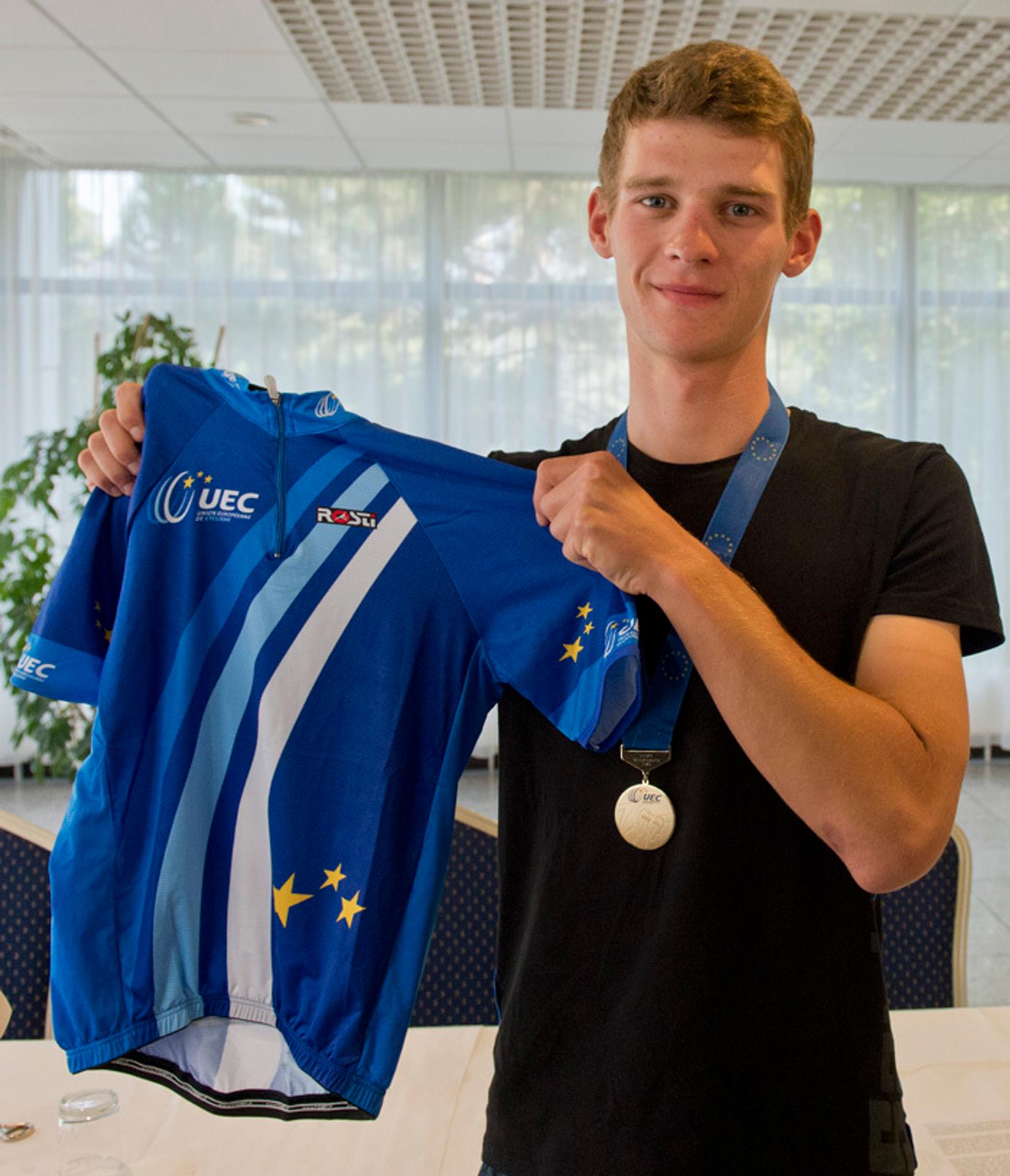 Majster Európy v cestnej cyklistike v kategórii do 23 rokov Erik Baška s medailou.