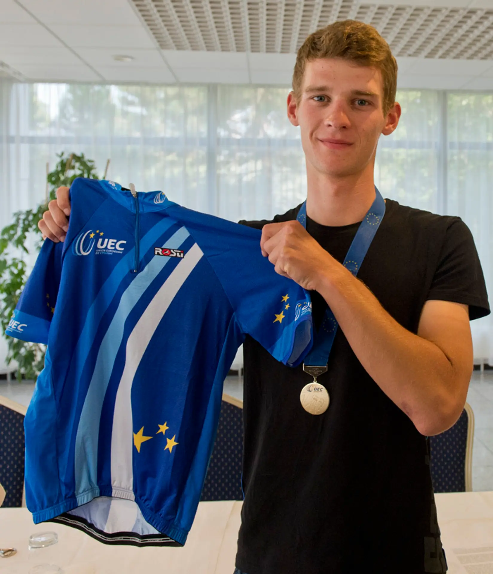 Majster Európy v cestnej cyklistike v kategórii do 23 rokov Erik Baška s medailou.