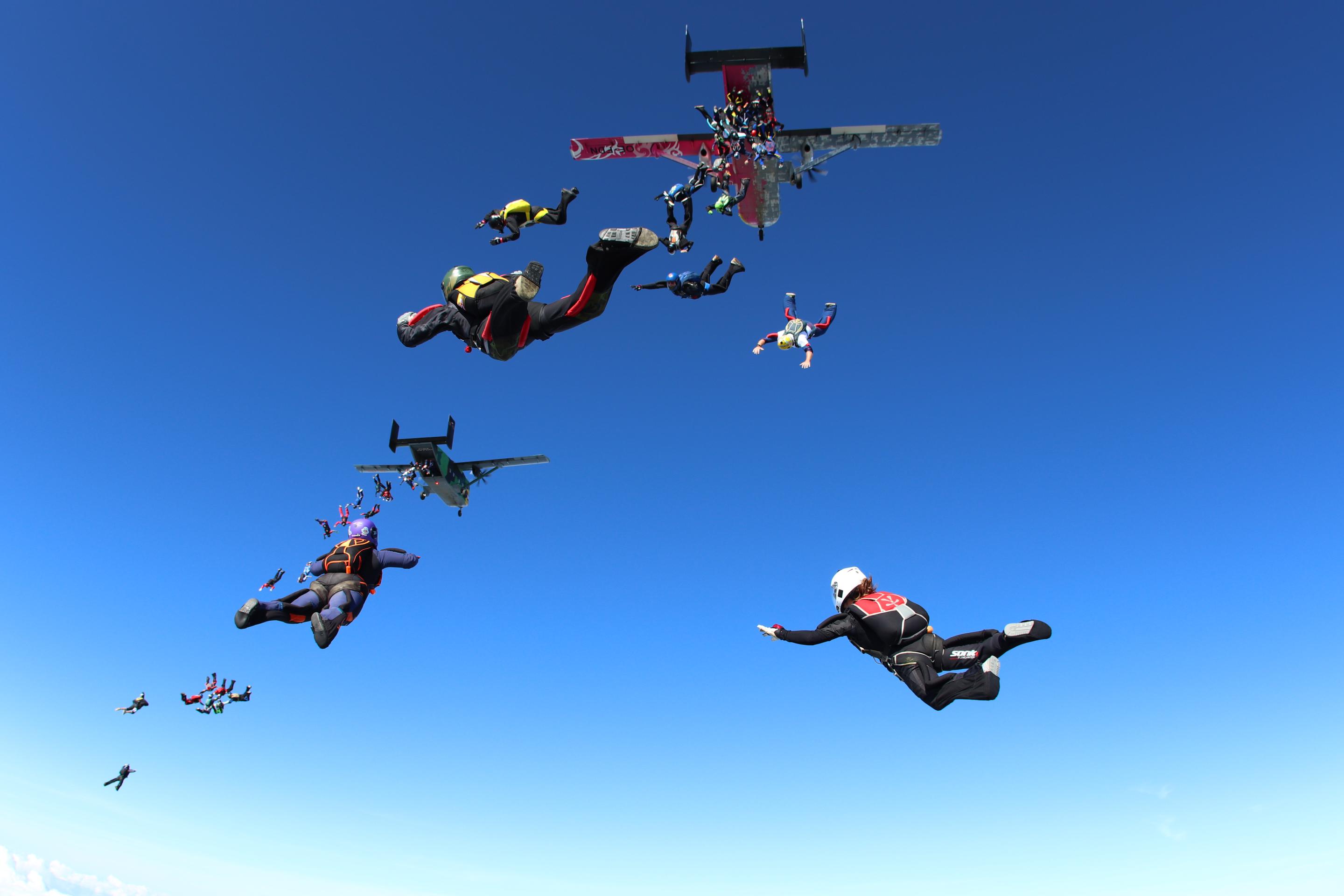 Rekordný zoskok parašutistov