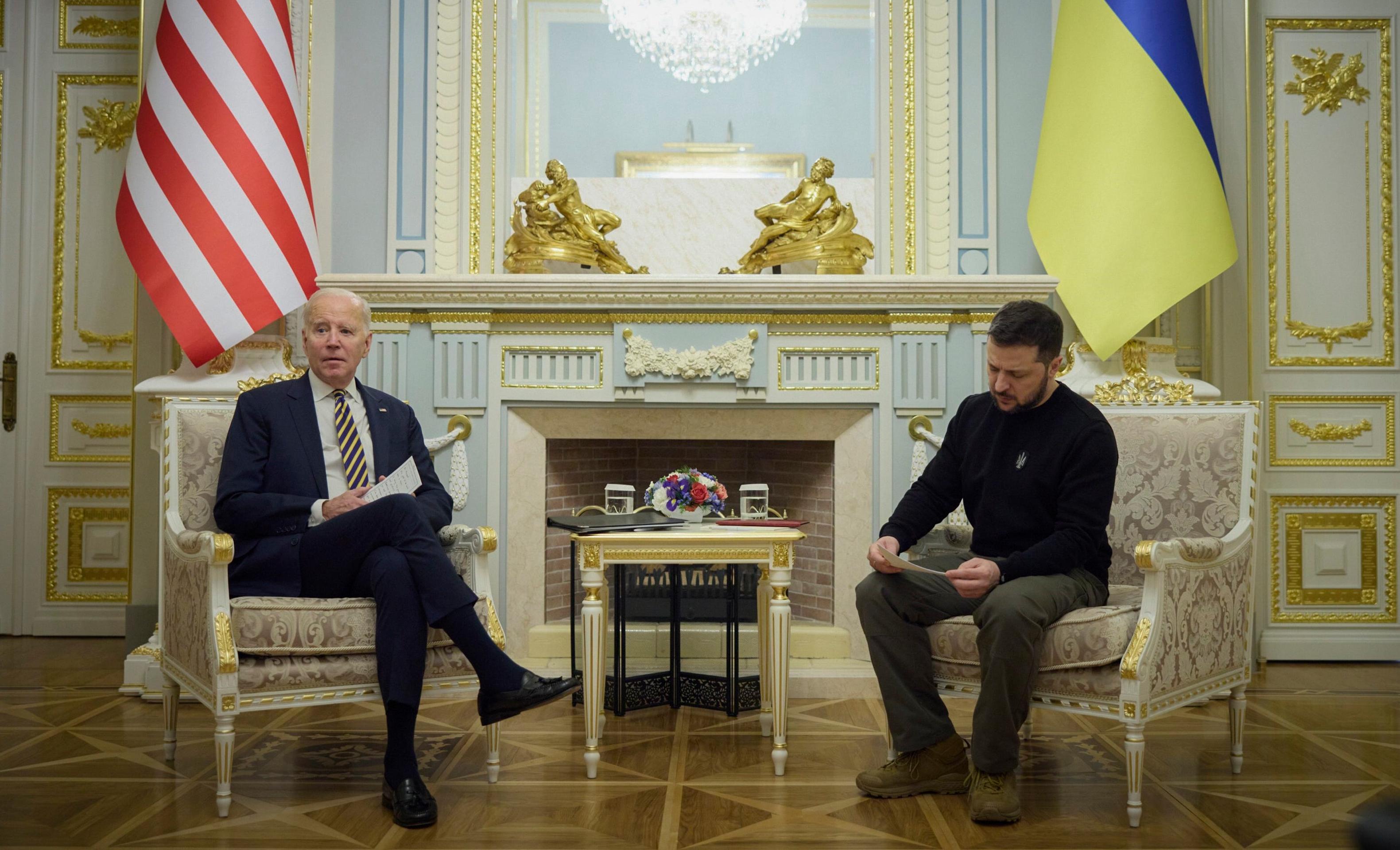 Joe Biden a Volodymyr Zelenskyj počas stzretnutia v Marijinskom paláci.