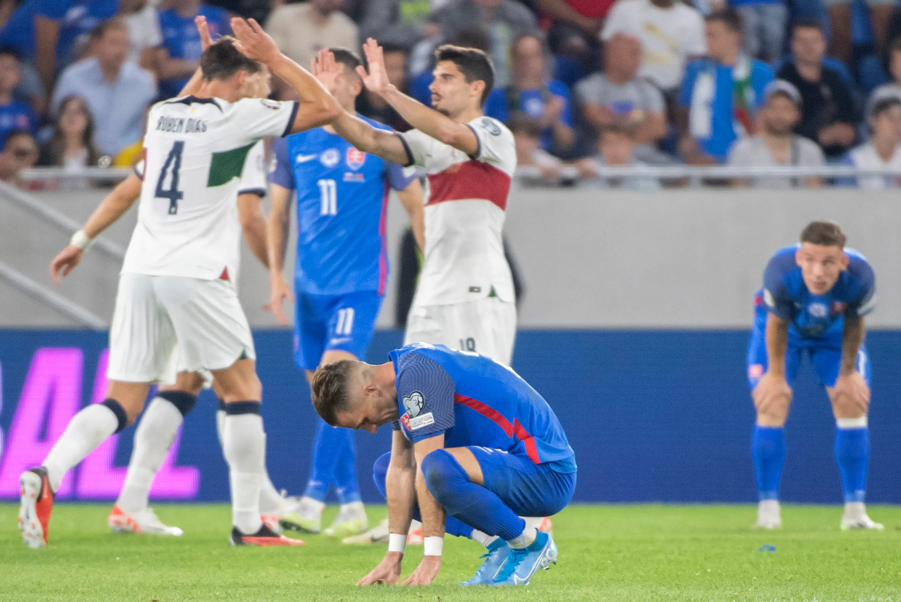 Na snímke v popredí smutný hráč Slovenska Peter Pekarík po prehre 0:1.