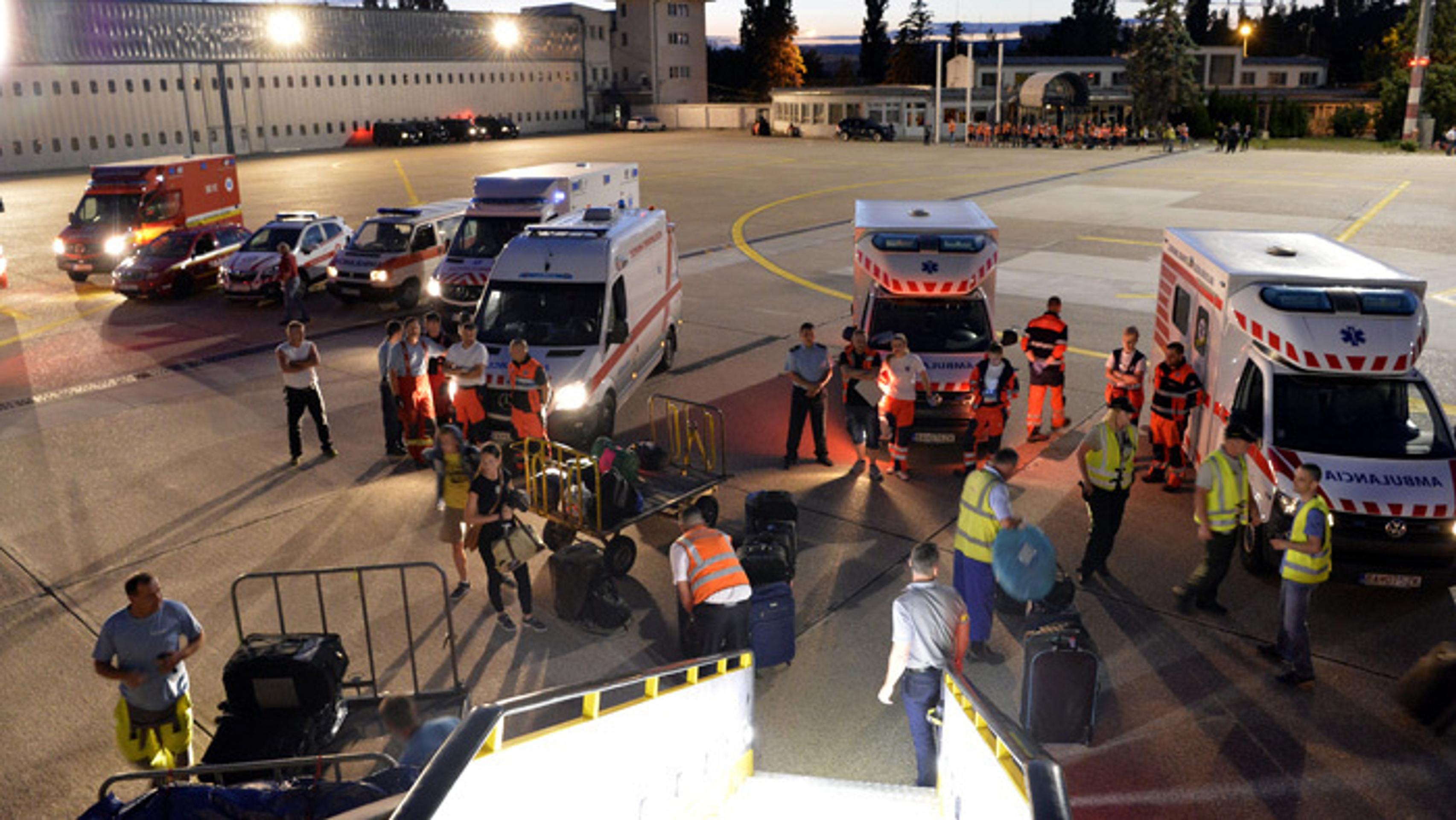 Na zranených ľudí čakali na bratislavskom letisku sanitky.