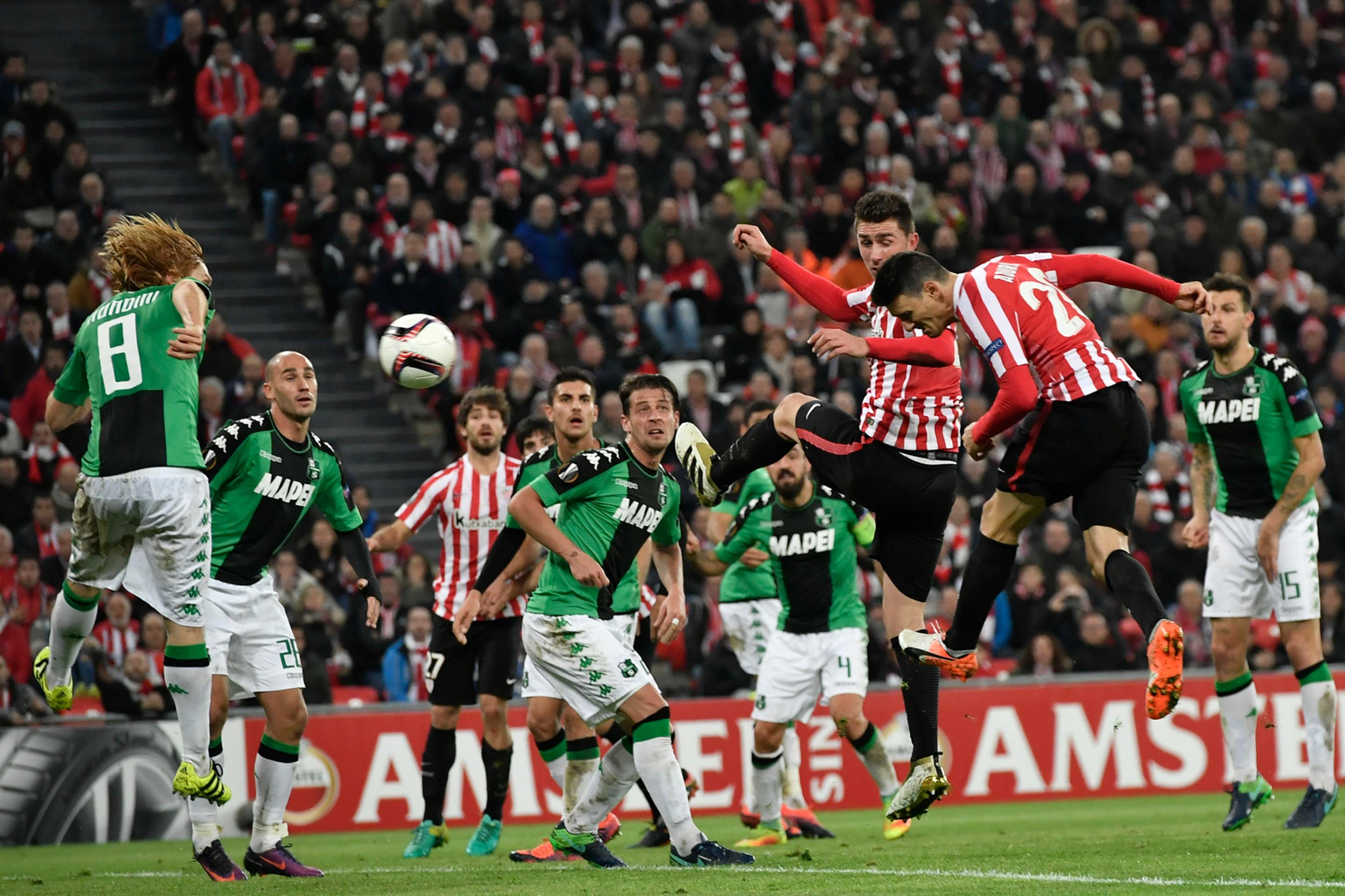 Veterán v drese Bilbaa Aritz Aduriz (vpravo) hlavičkuje v dueli EL proti Sassoulu.