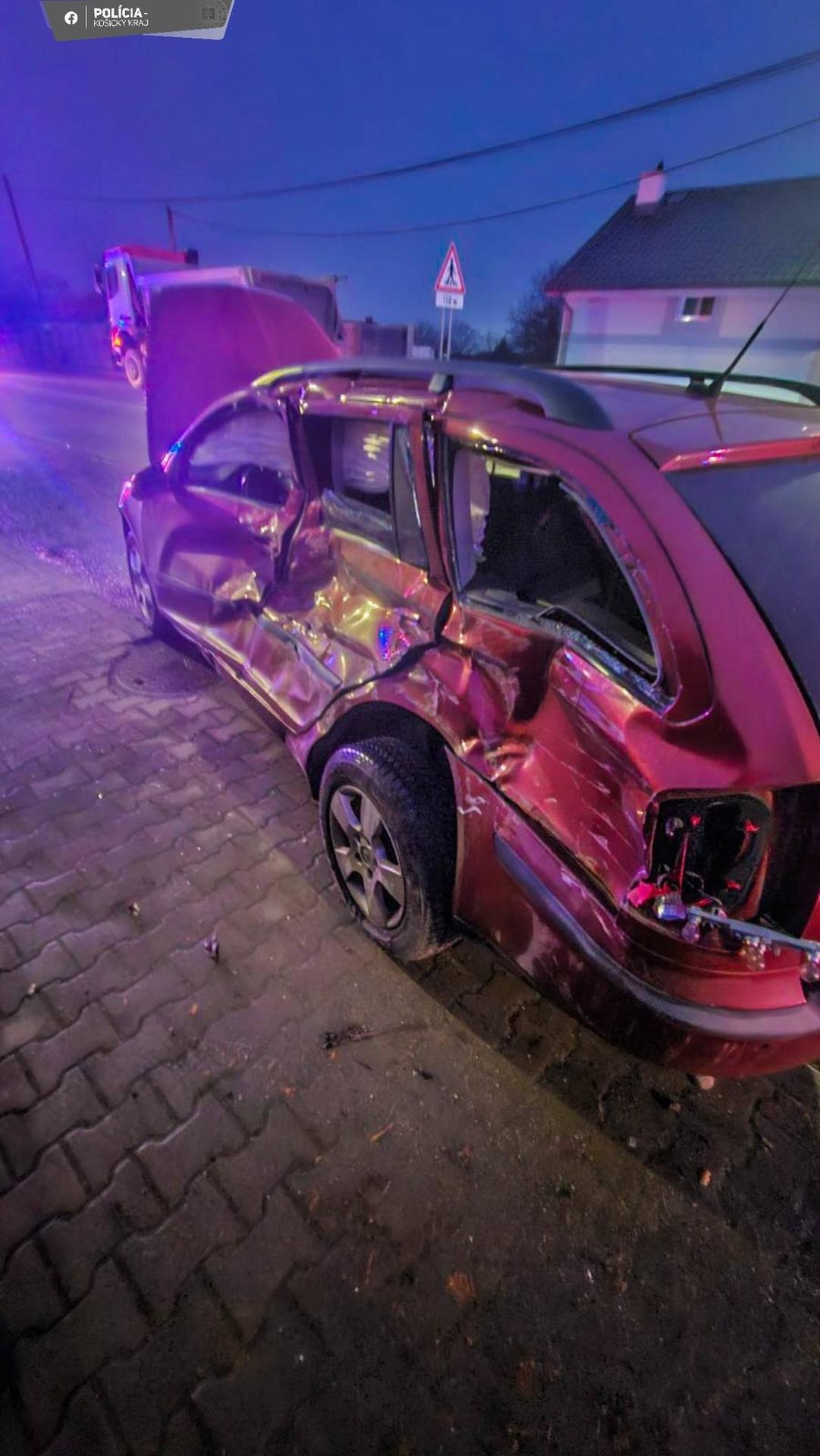 Zrážka osobného a nákladného auta.