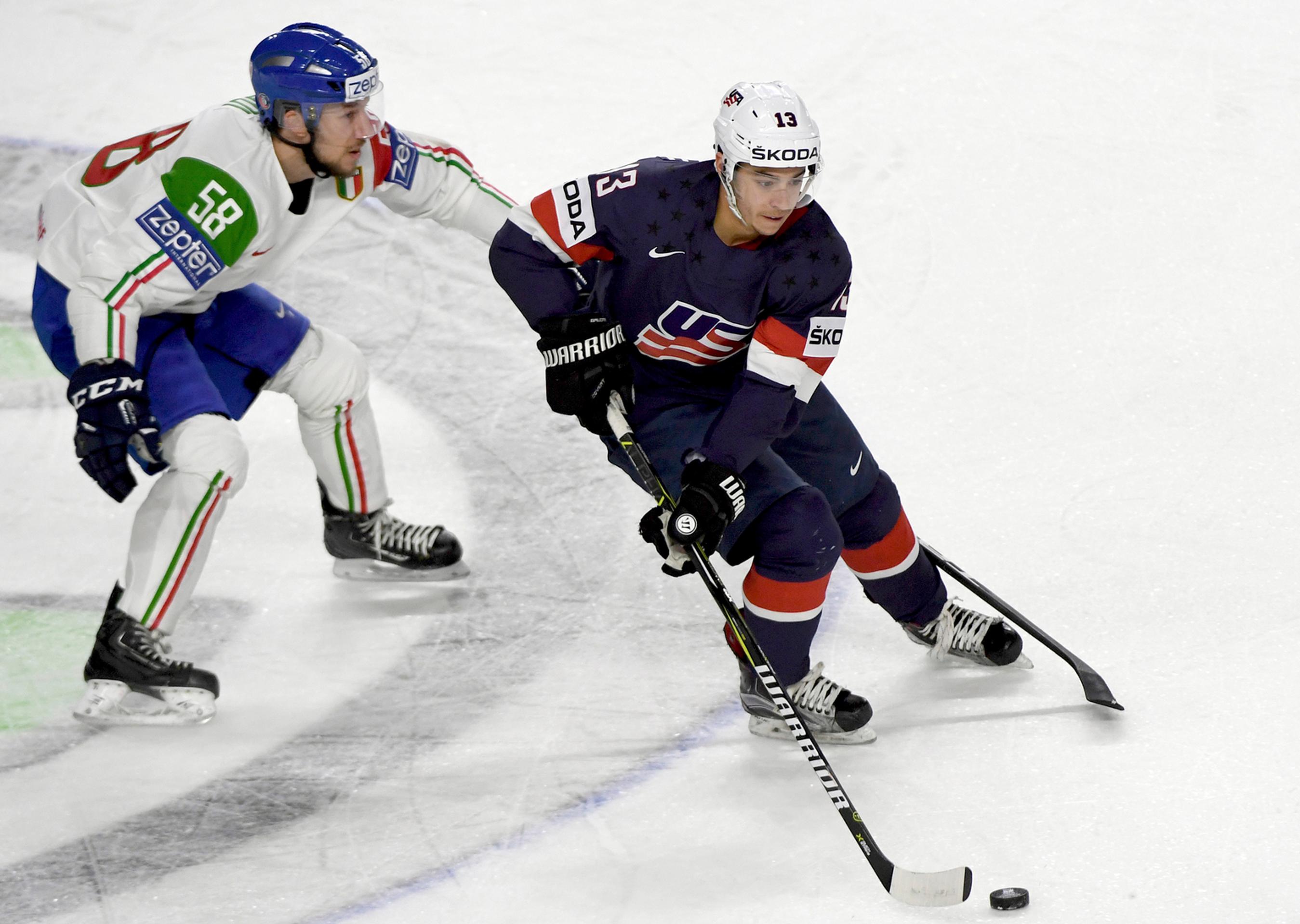 Johnny Gaudreau z USA (vpravo) uniká Talianovi Tommasovi Goiovi v zápase MS 2017.