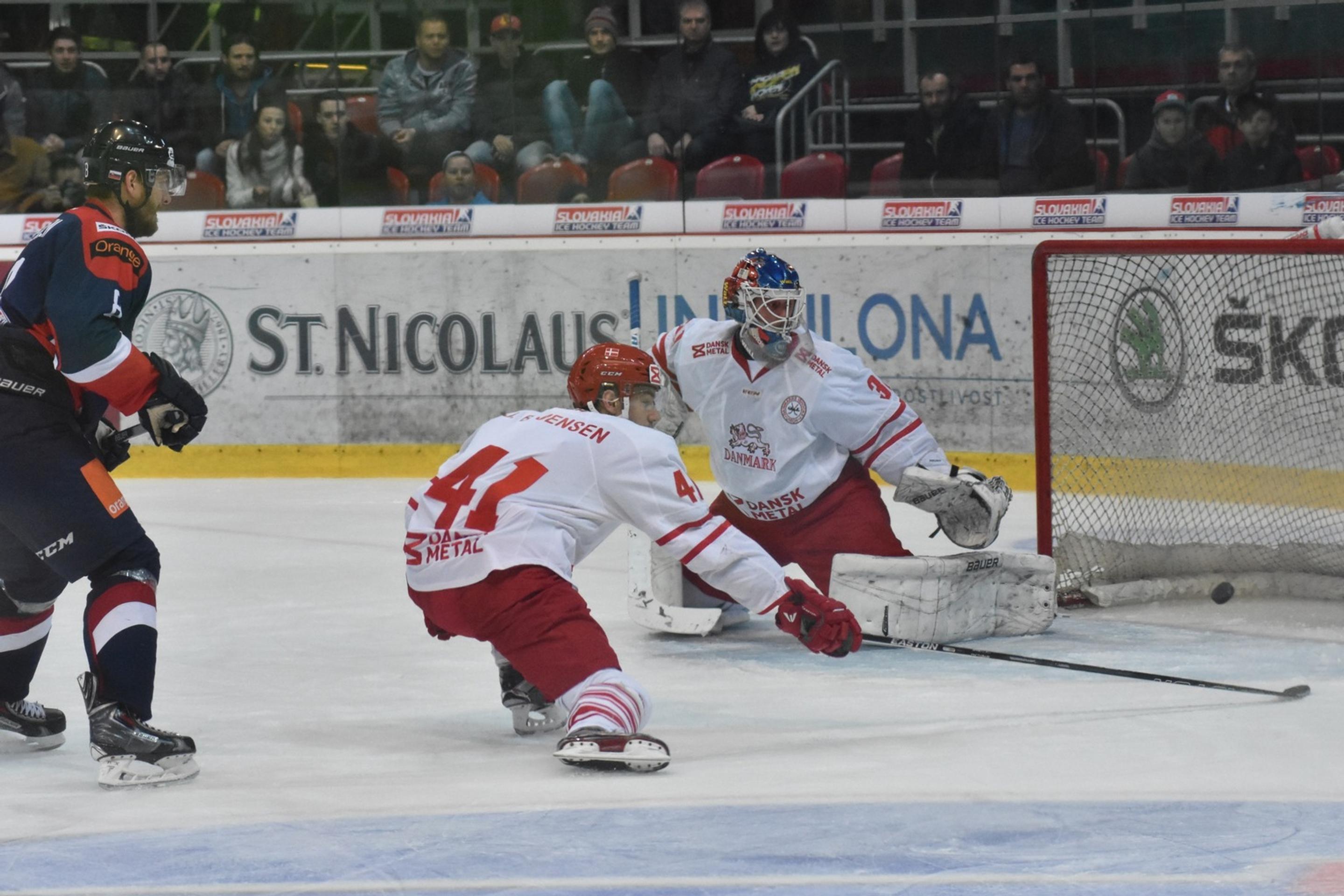 Andrej Meszároš (v tmavom drese) sleduje proti našom treťom góle do siete Dánska v rámci prípravného stretnutia.