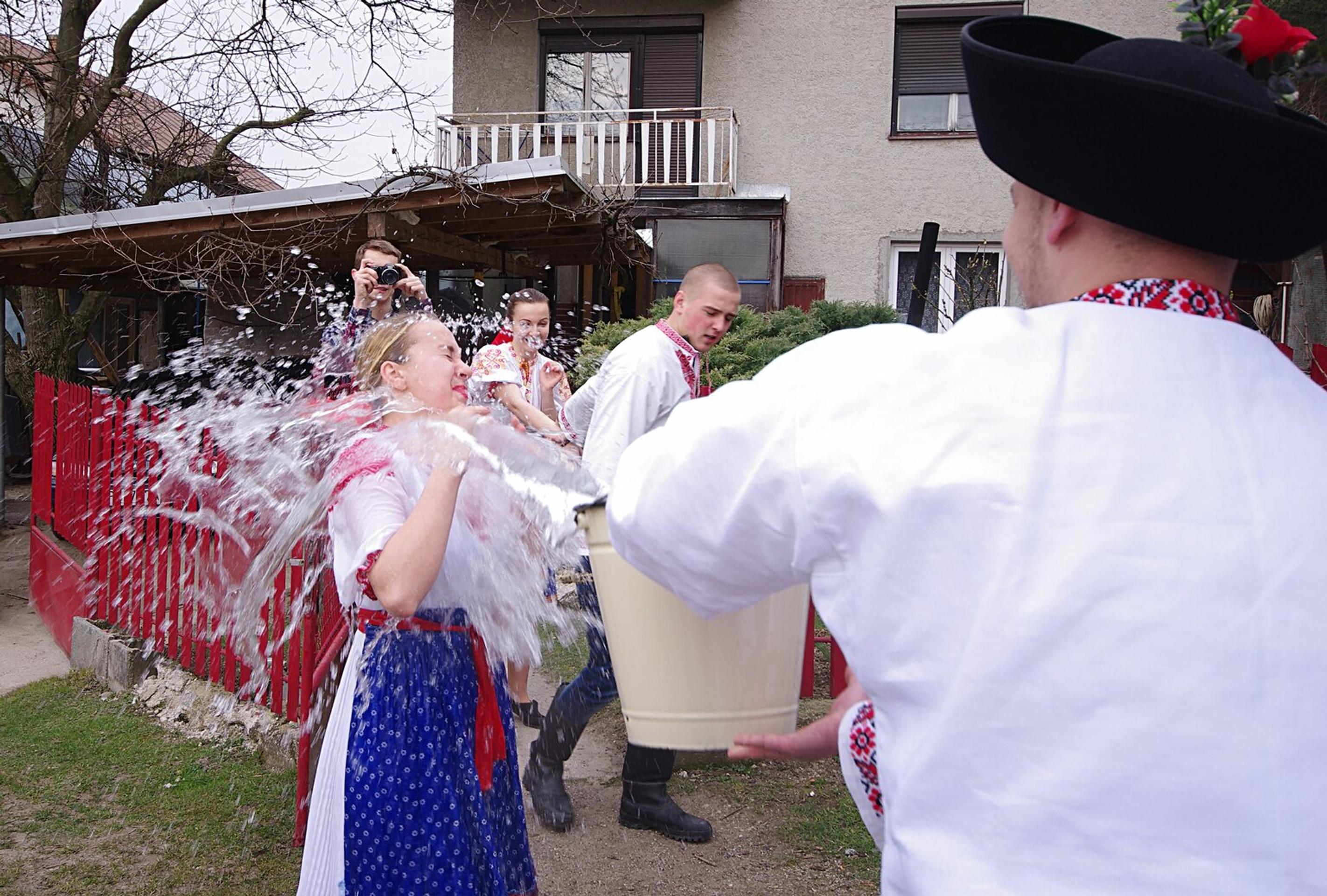 Veľkonočné tradície v obci Prečín v Považskobystrickom okrese sa neobmedzujú iba na Veľkonočný pondelok. O zachovávanie folklórn