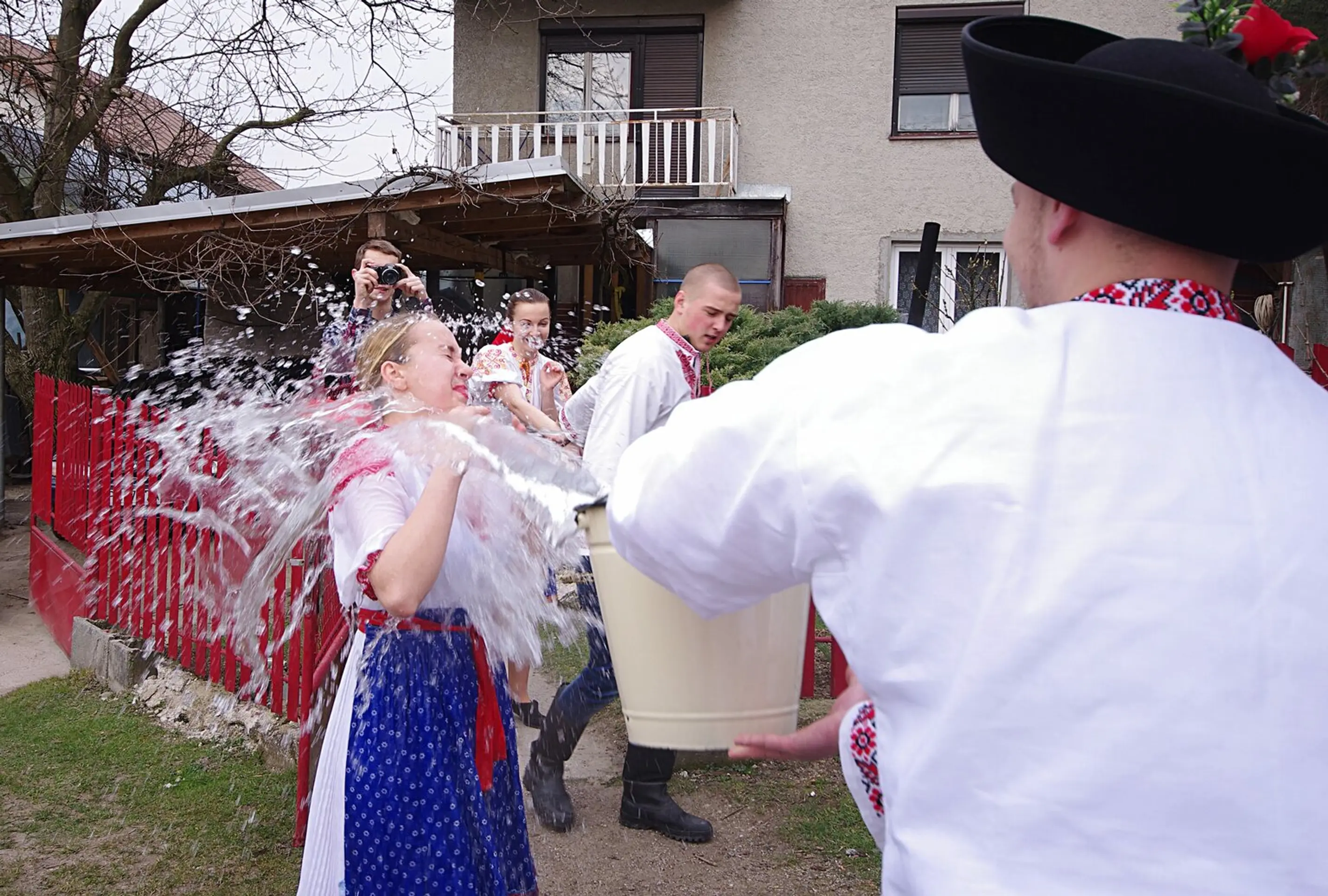 Veľkonočné tradície v obci Prečín v Považskobystrickom okrese sa neobmedzujú iba na Veľkonočný pondelok. O zachovávanie folklórn