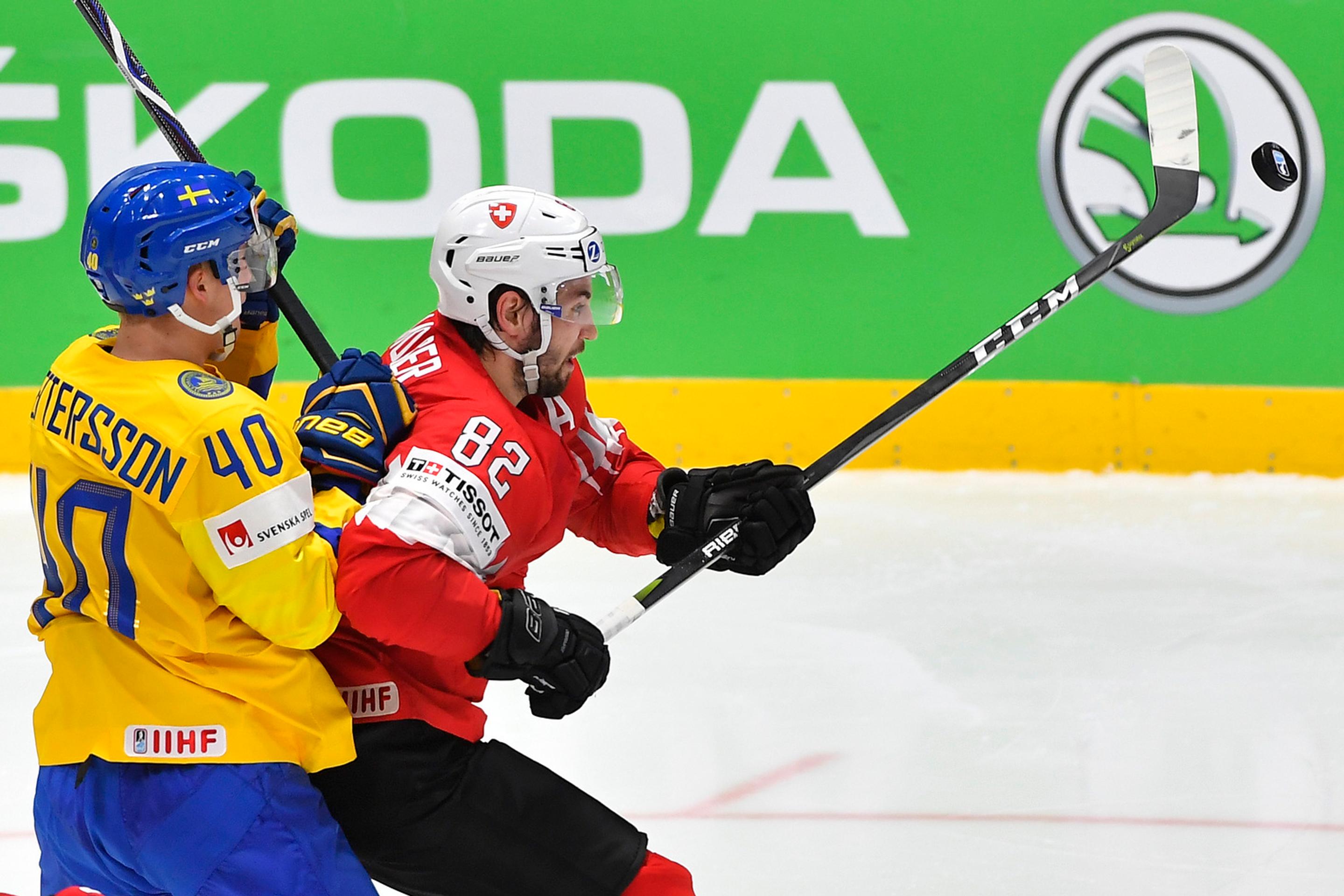 Zľava Mattias Ekholm zo Švédska a Švajčiar Roman Josi v zápase na MS 2019.