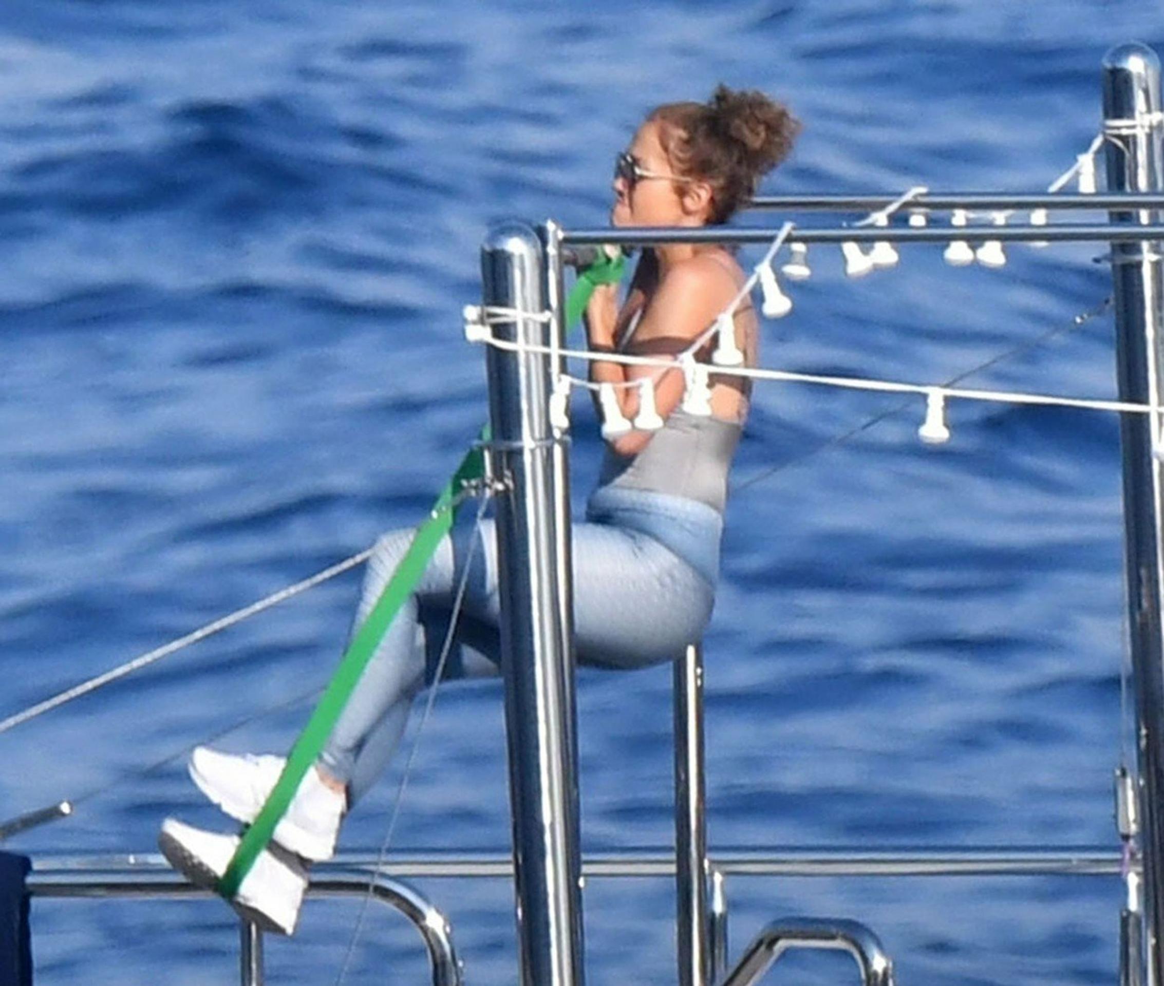 Jennifer Lopez na sebe poctivo maká aj počas dovolenky