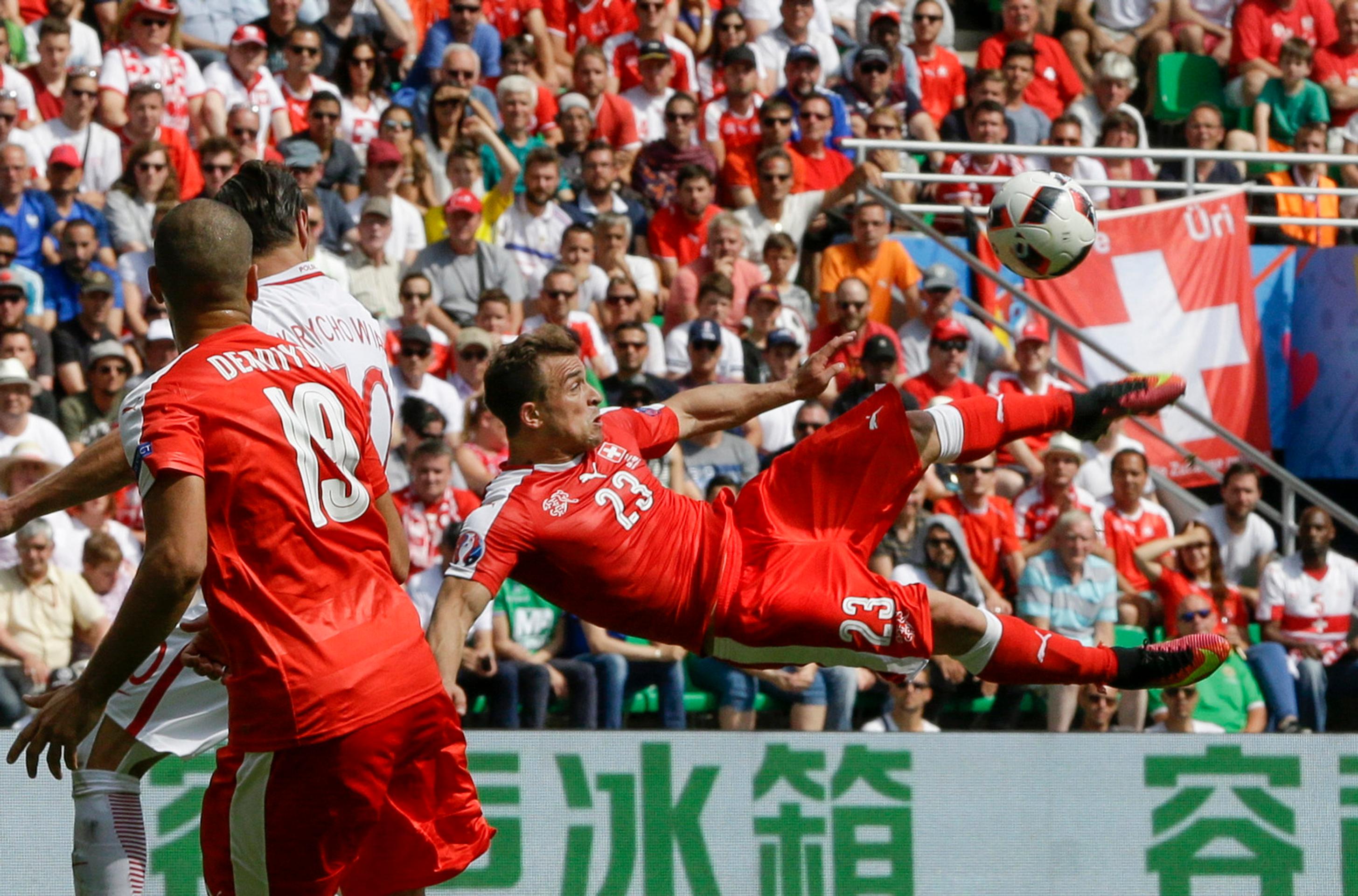 Chirurgicky presné nožničky z hranice šestnástky poslali zápas Švajčiarsko-Poľsko do predĺženia.