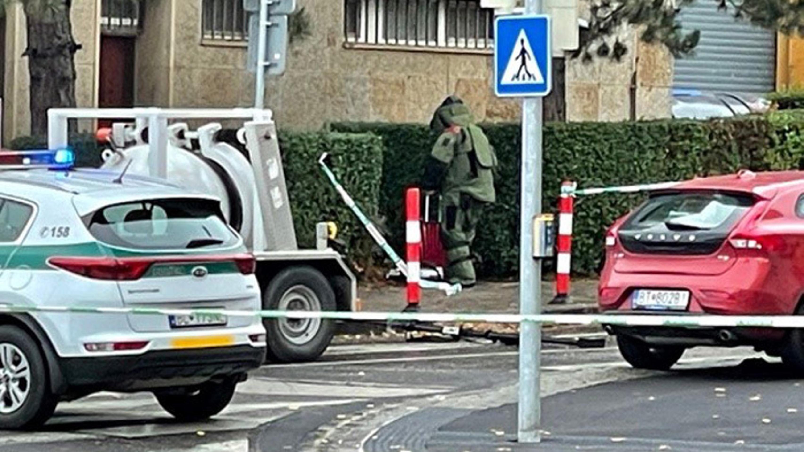 Pyrotechnik pri opustenom kufri.