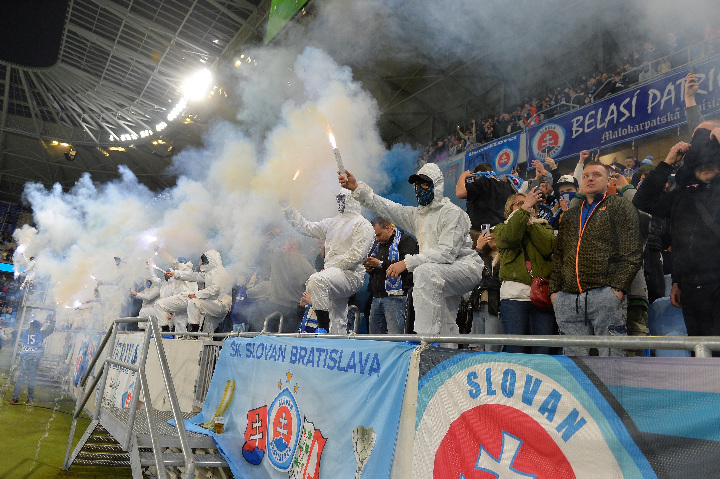 Fanúšikovia Slovana s dymovnicami v zápase 7. kola skupiny o titul futbalovej Fortuna ligy proti Trnave.