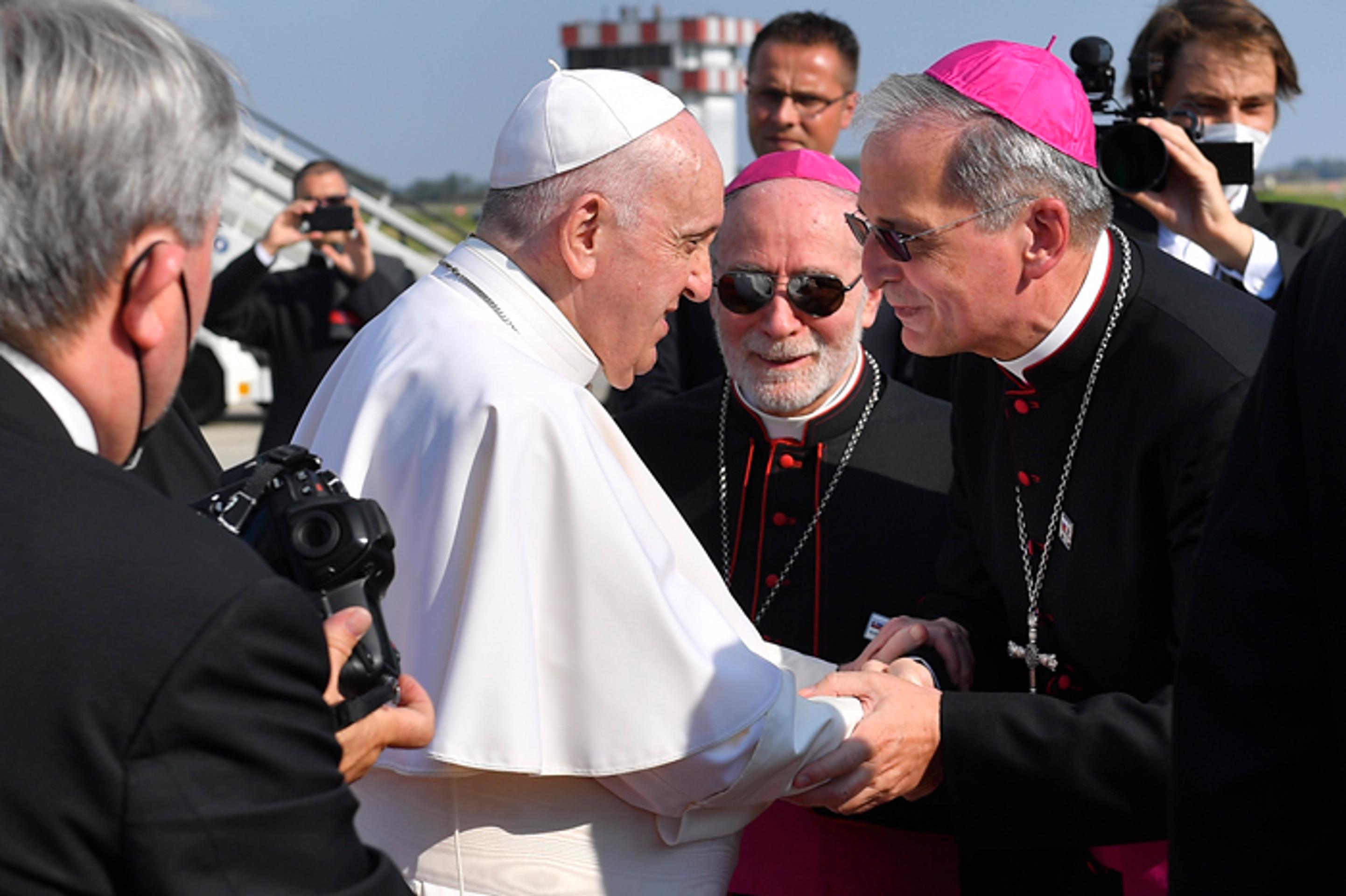 Pápež František a bratislavský arcibiskup a predseda Konferencie biskupov Slovenska Stanislav Zvolenský.