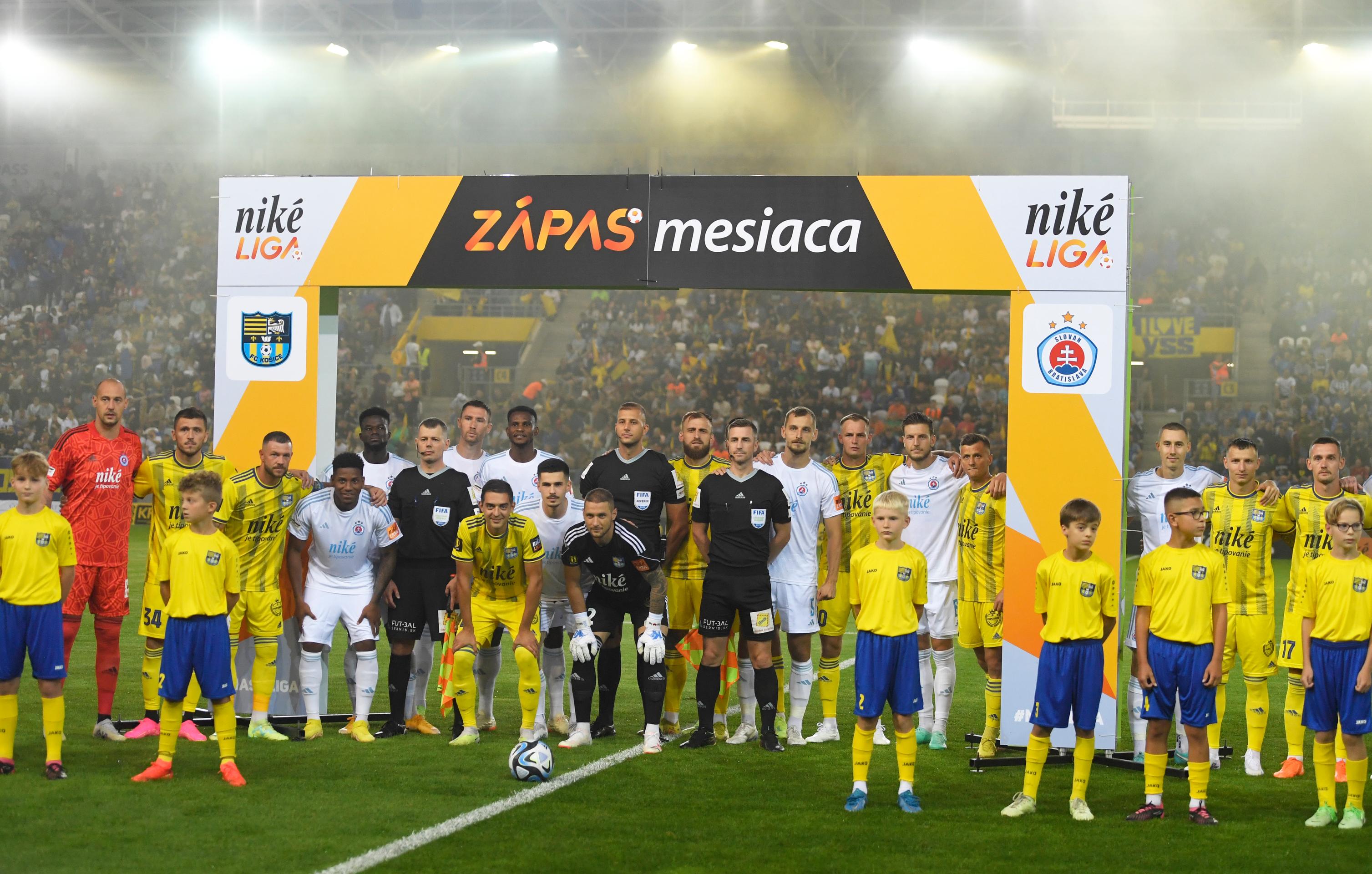 Na snímke hráči Košíc (žlté dresy) a Slovana (biele dresy).