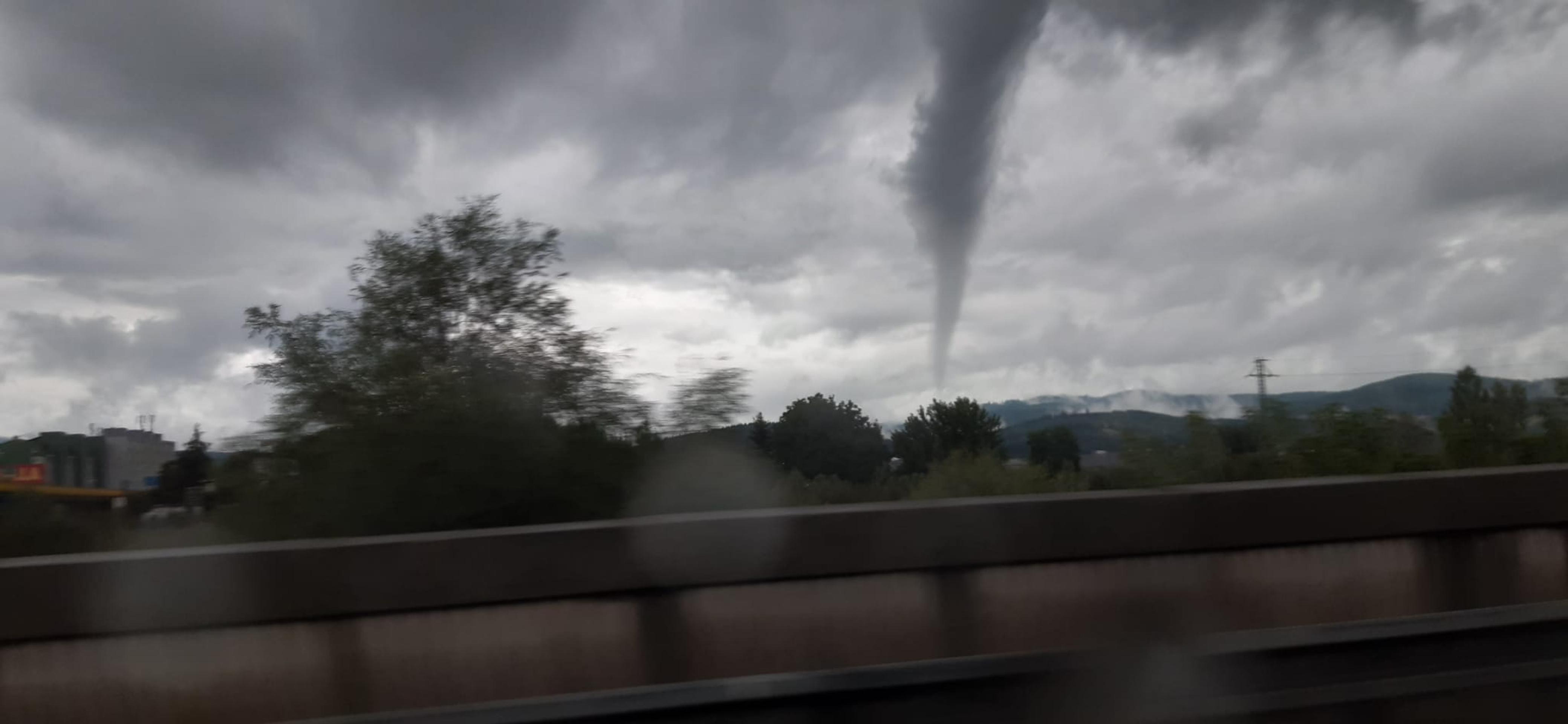 Možné tornádo pri Bytči.